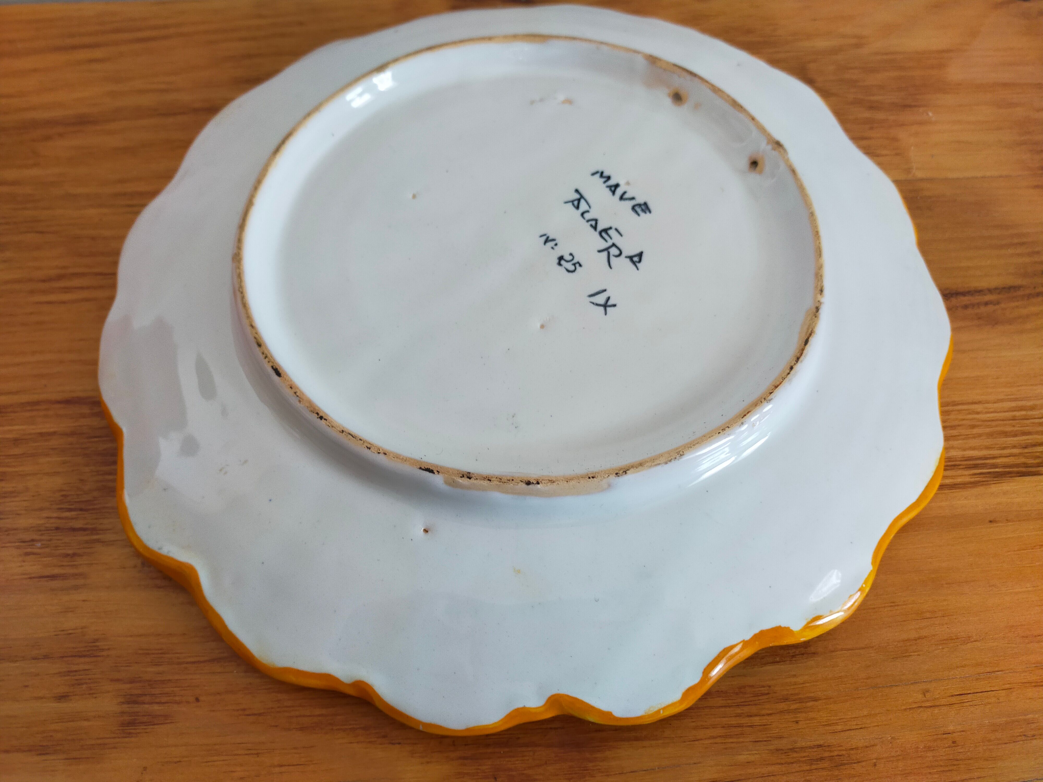 Hand-painted hand-painted decorative plate