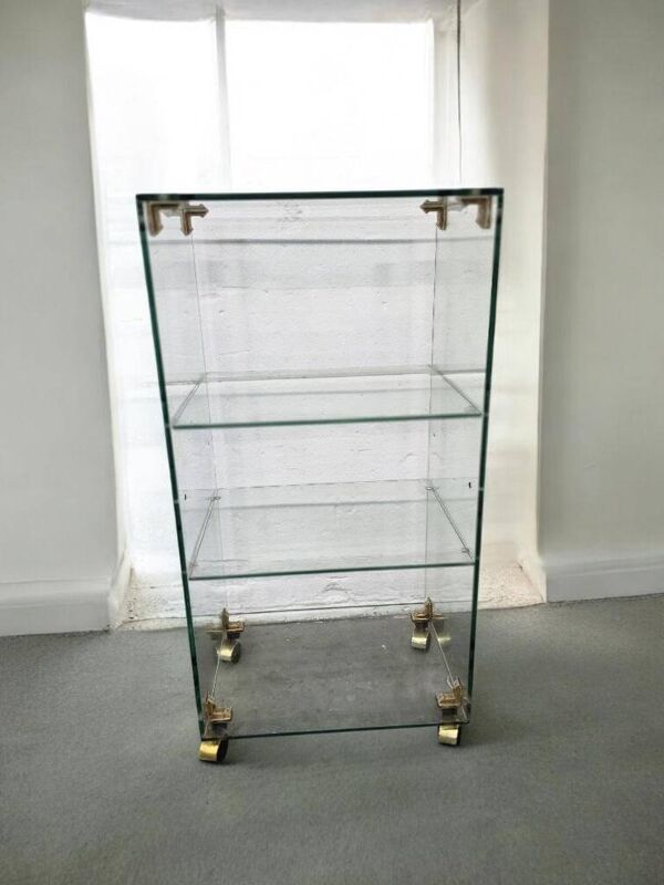 Vitrine en verre vintage / présentoir sur roulettes