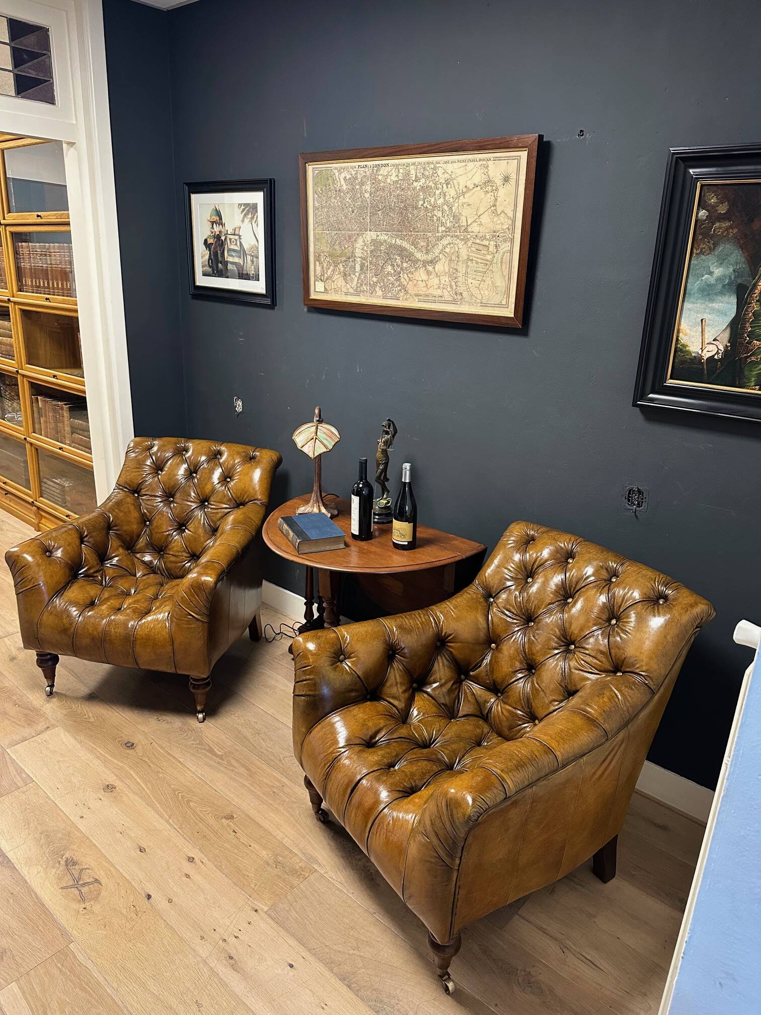 Set of 2 leather club chairs