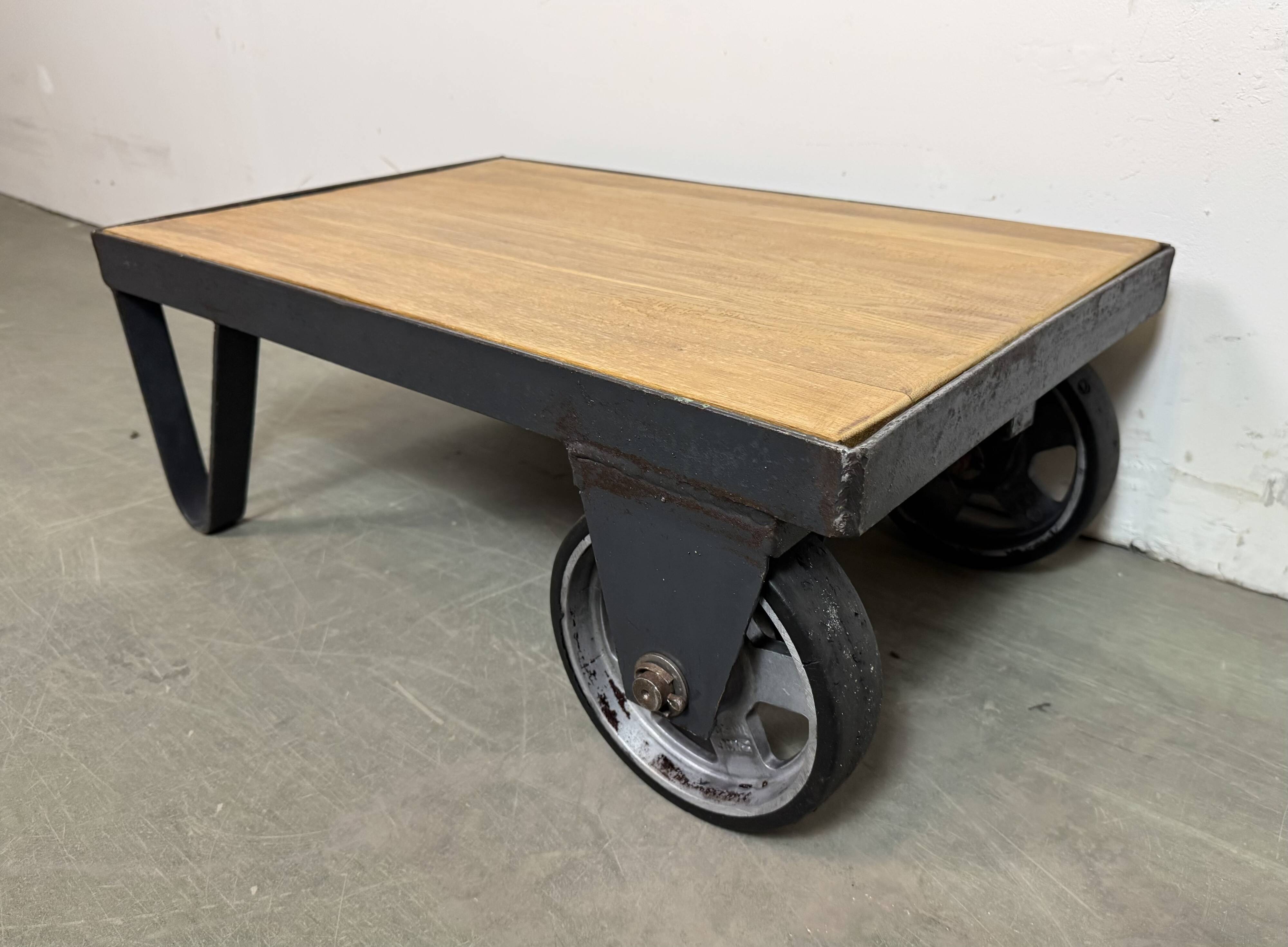 Table basse industrielle noire, années 1960