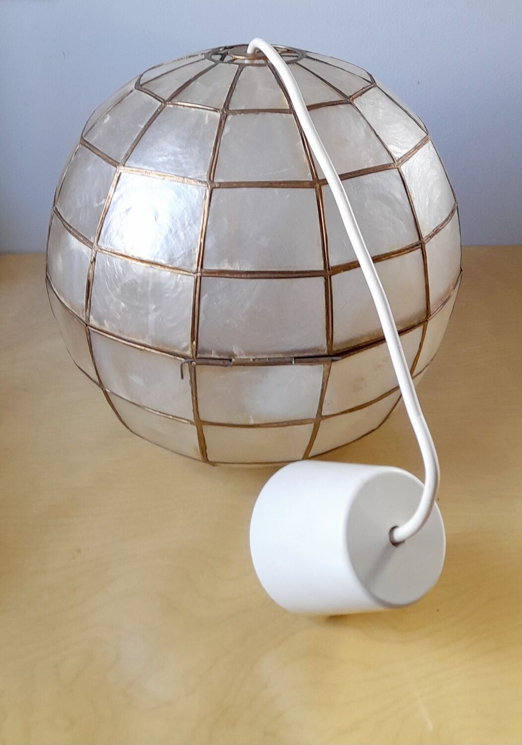 Suspension boule nacre et laiton 70s