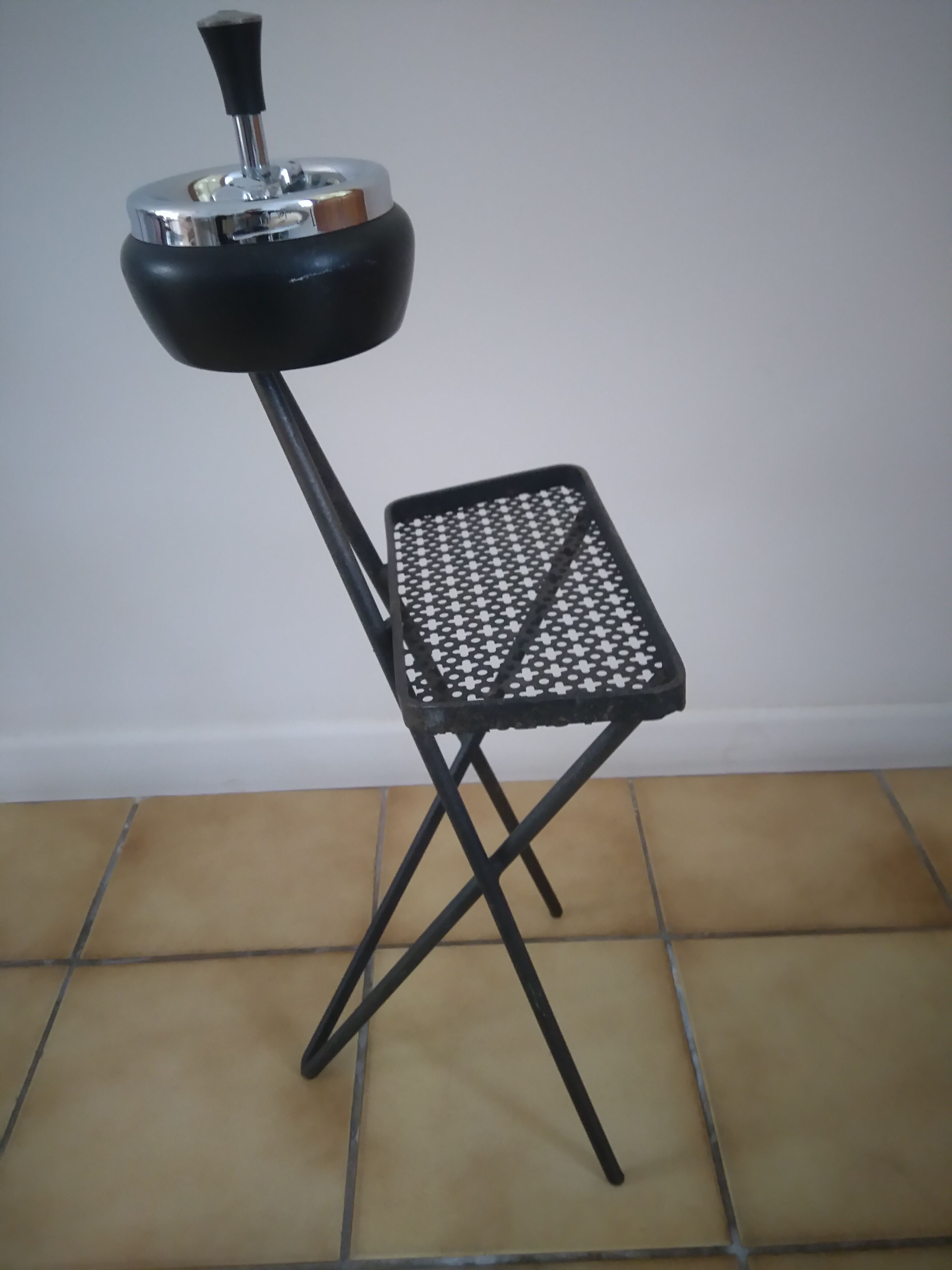 Ashtray on feet