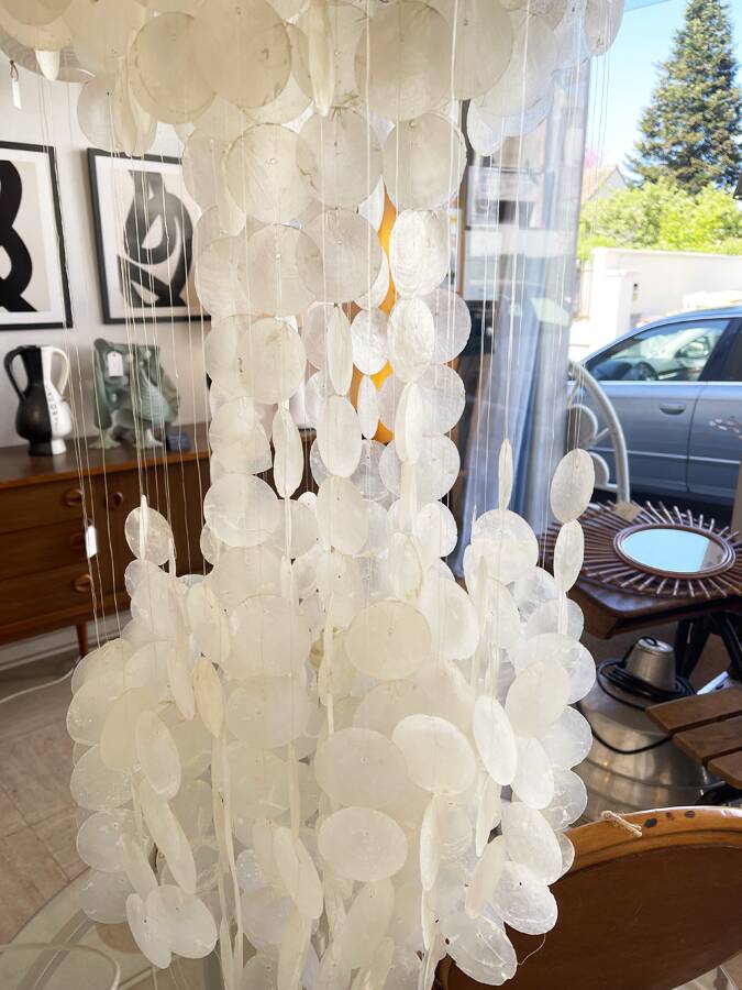 Very large cascading chandelier in mother-of-pearl, Verner Panton style, 1970.