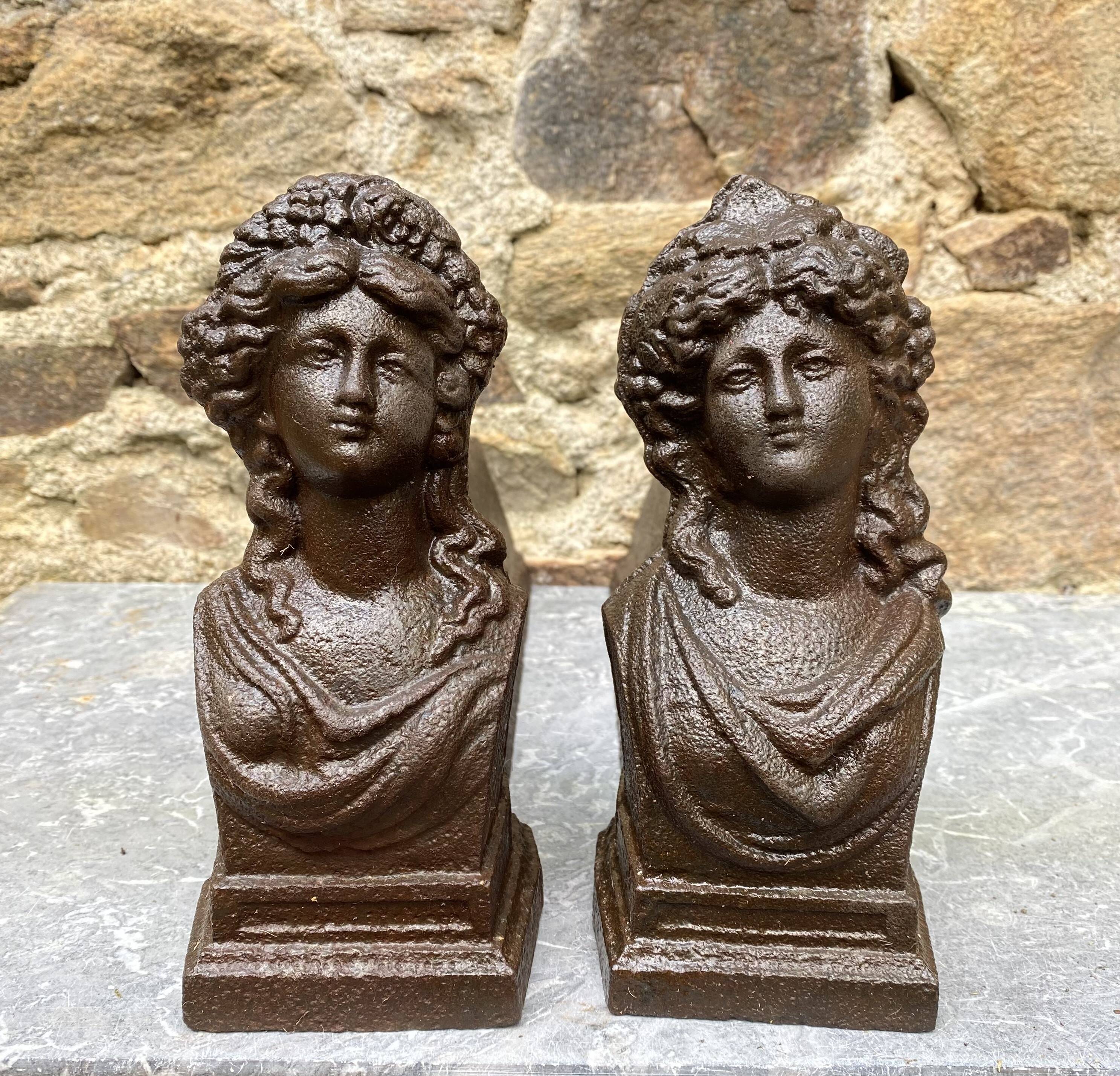 Paire de chenets anciens en fonte à bustes antiques