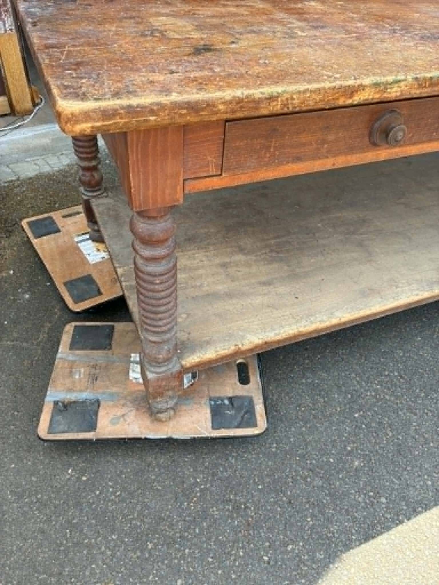 Table de drapier, meuble d'atelier