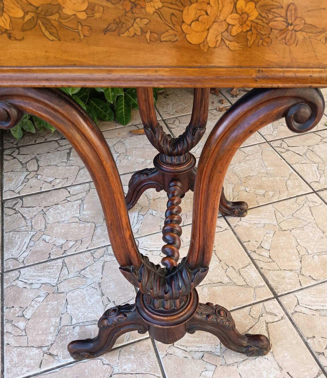 Davenport desk in marquetry walnut, Victorian era.