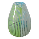Vase en verre soufflé avec fils de verre opale