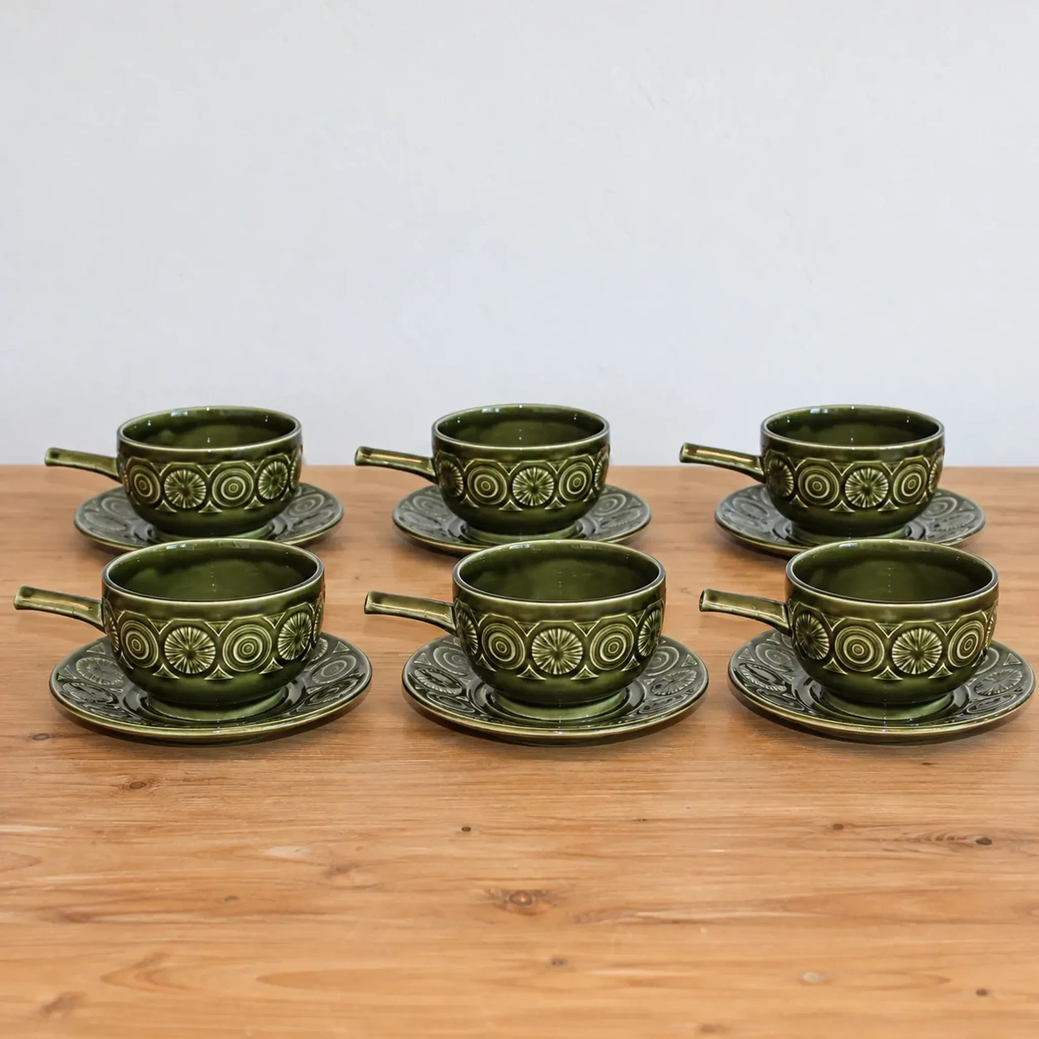 Vintage Tams England service – 6 soup bowls with handles and saucers in olive green ceramic.