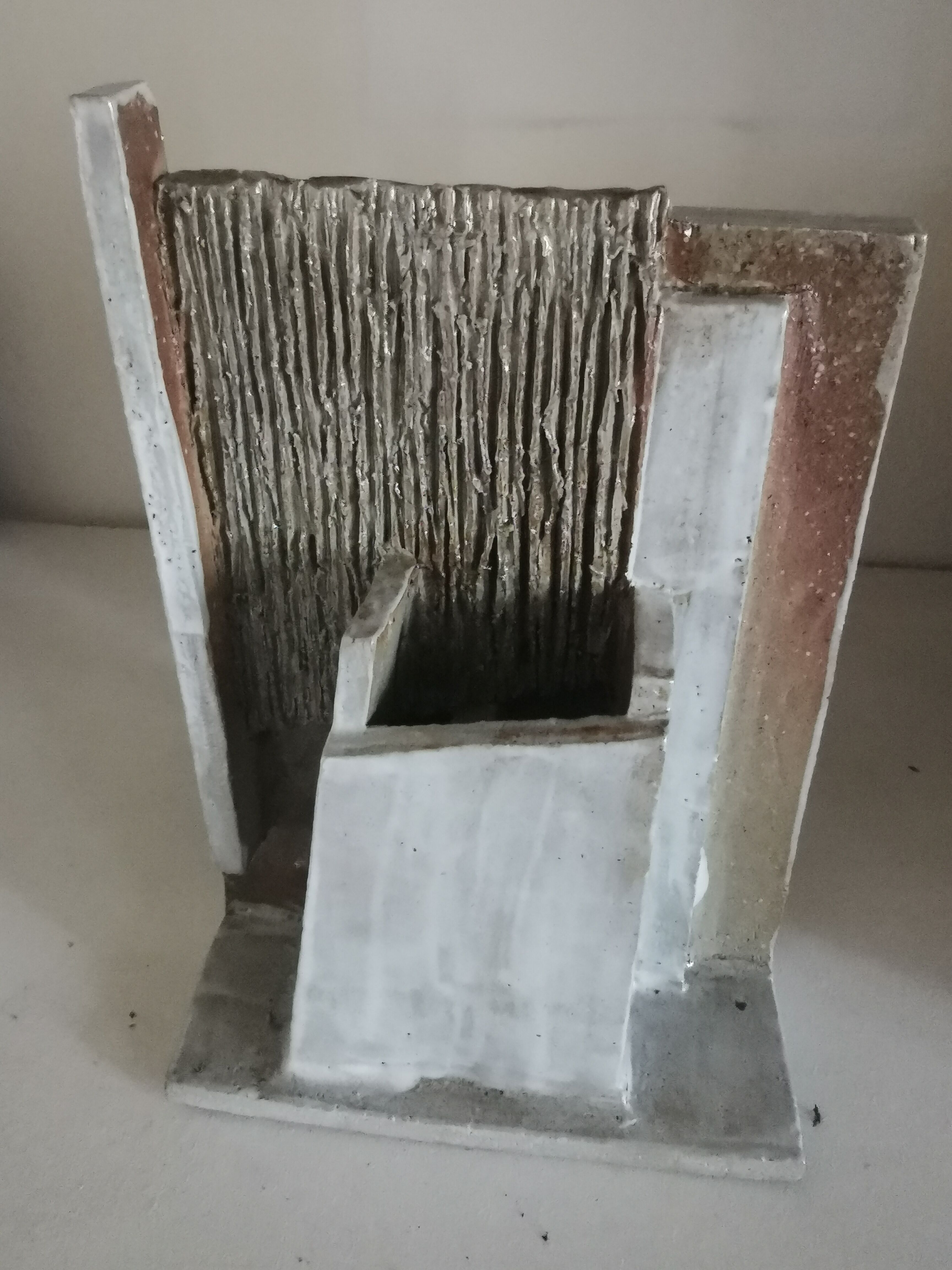 Vase architecture en grès brut