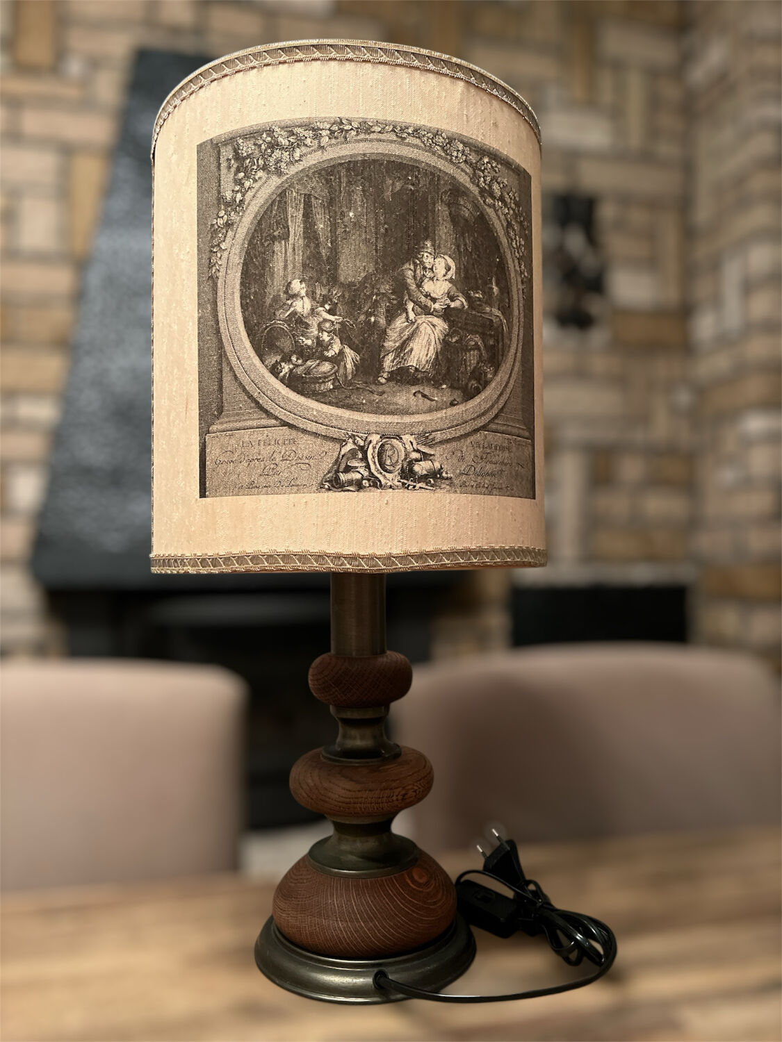 Lampe de table vintage avec motif.