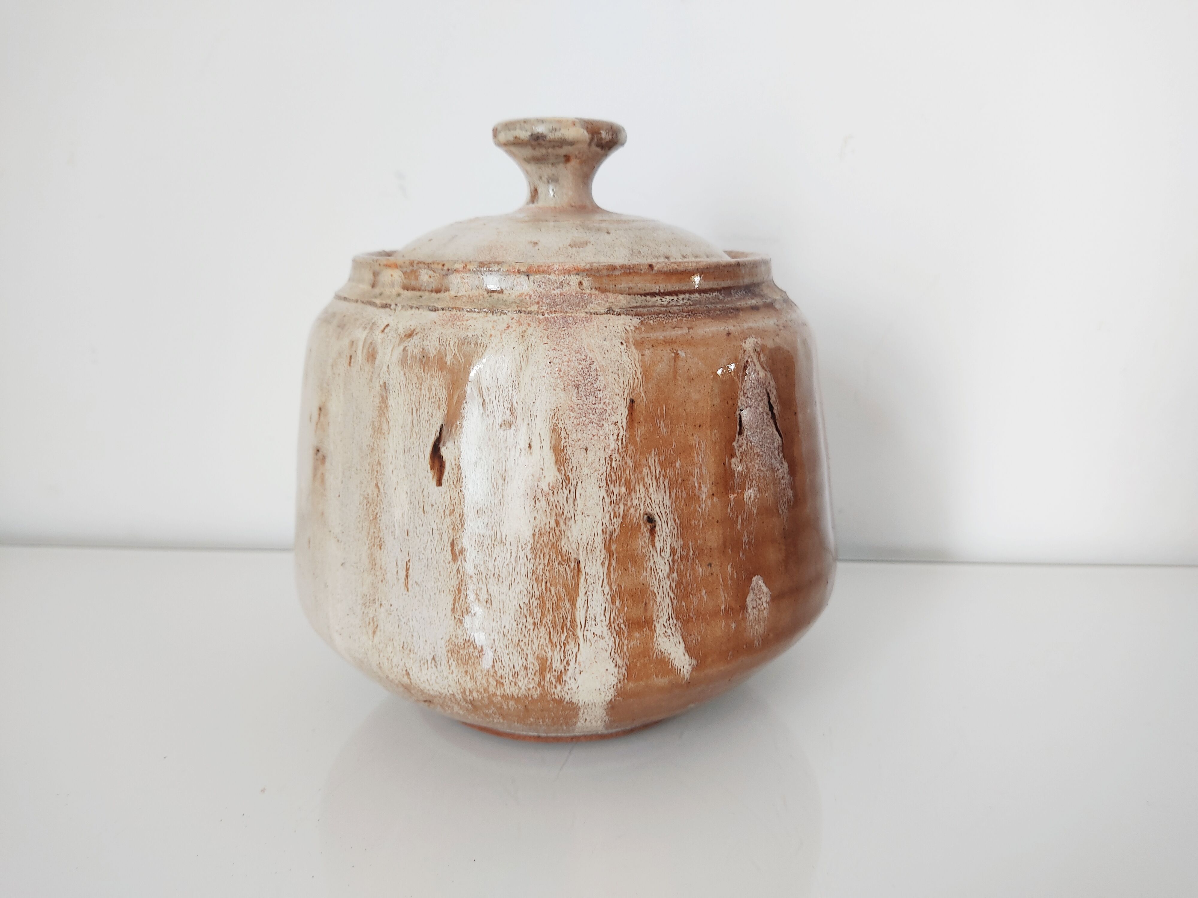 Pot couvert vintage en grès signé