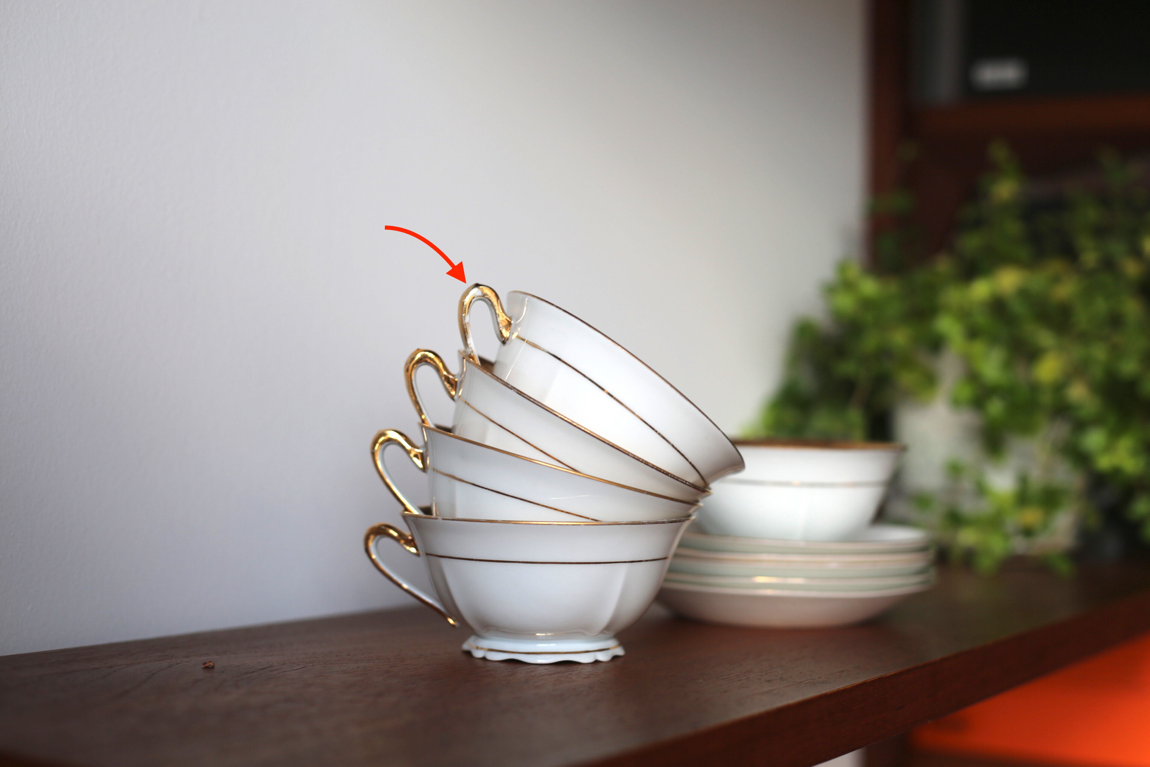 Vintage coffee cups made of fine Limoges porcelain - Raspberry and golden décor