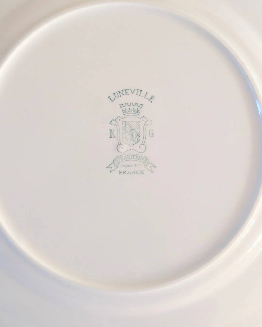 White ceramic twisted dinnerware set