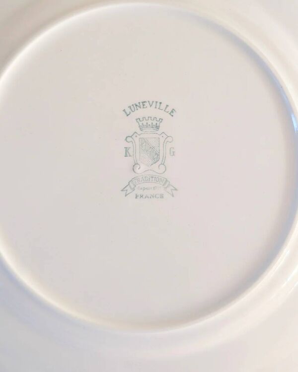 Service de vaisselle en céramique blanche torsadée