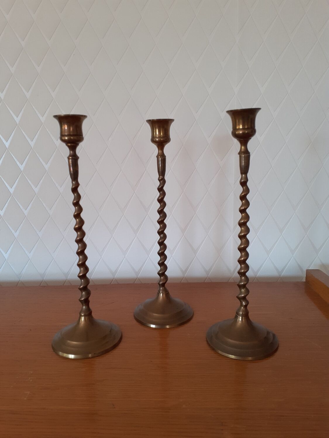 Lot de trois bougeoirs en laiton