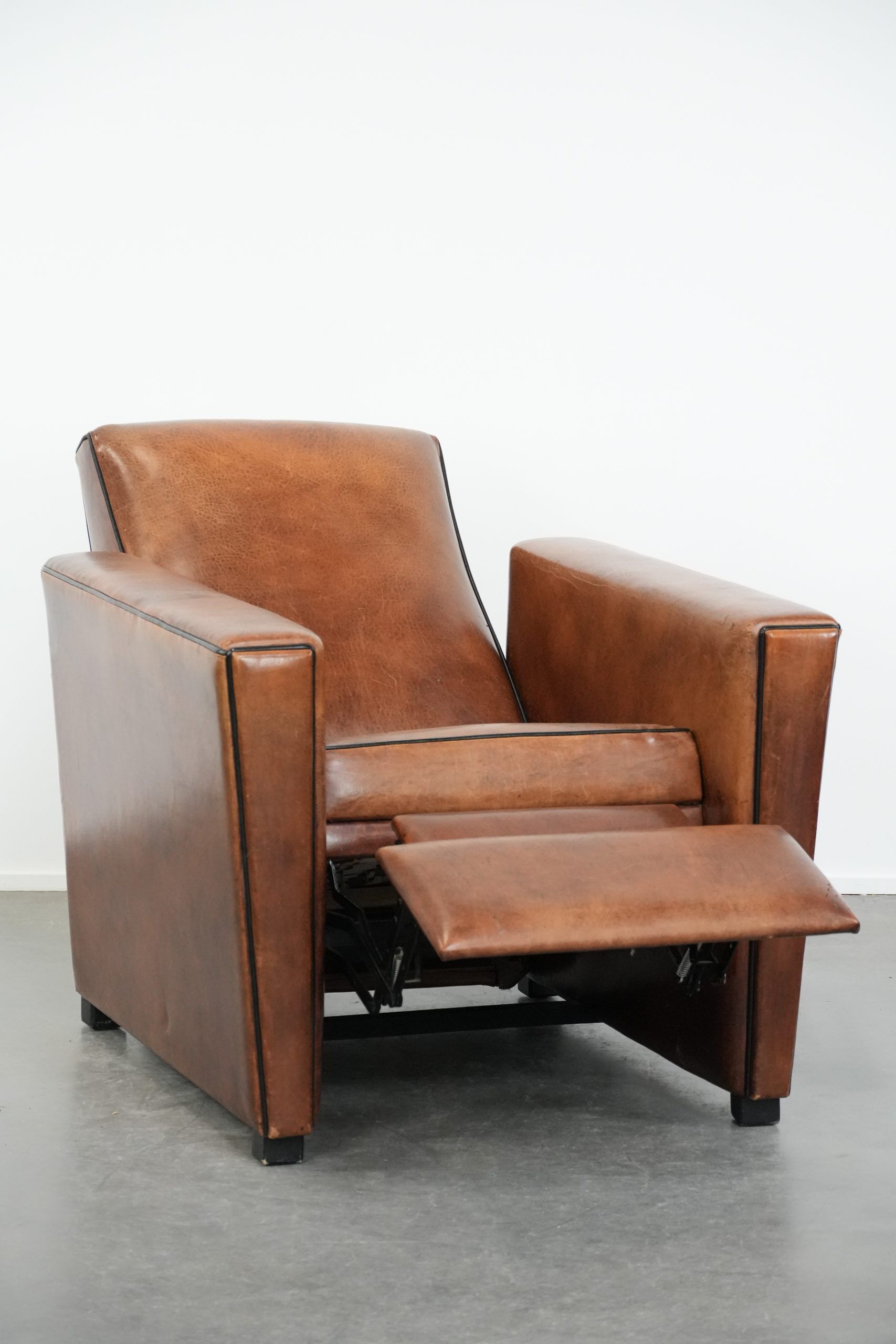 Comfortable and adjustable sheepskin relax armchair with a sleek design