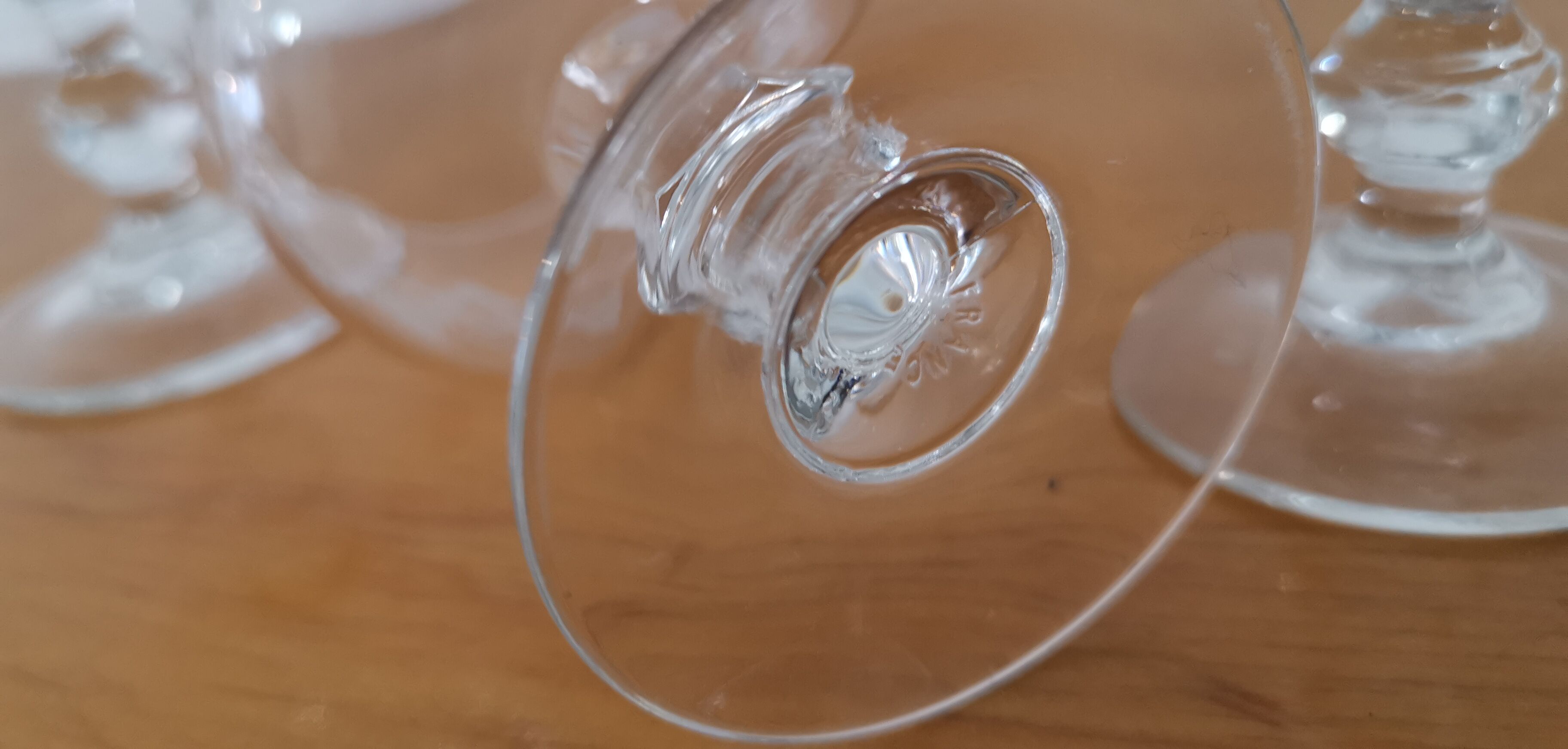 Set of 7 white wine glasses on feet, grape decoration and Luminarc vine shoot