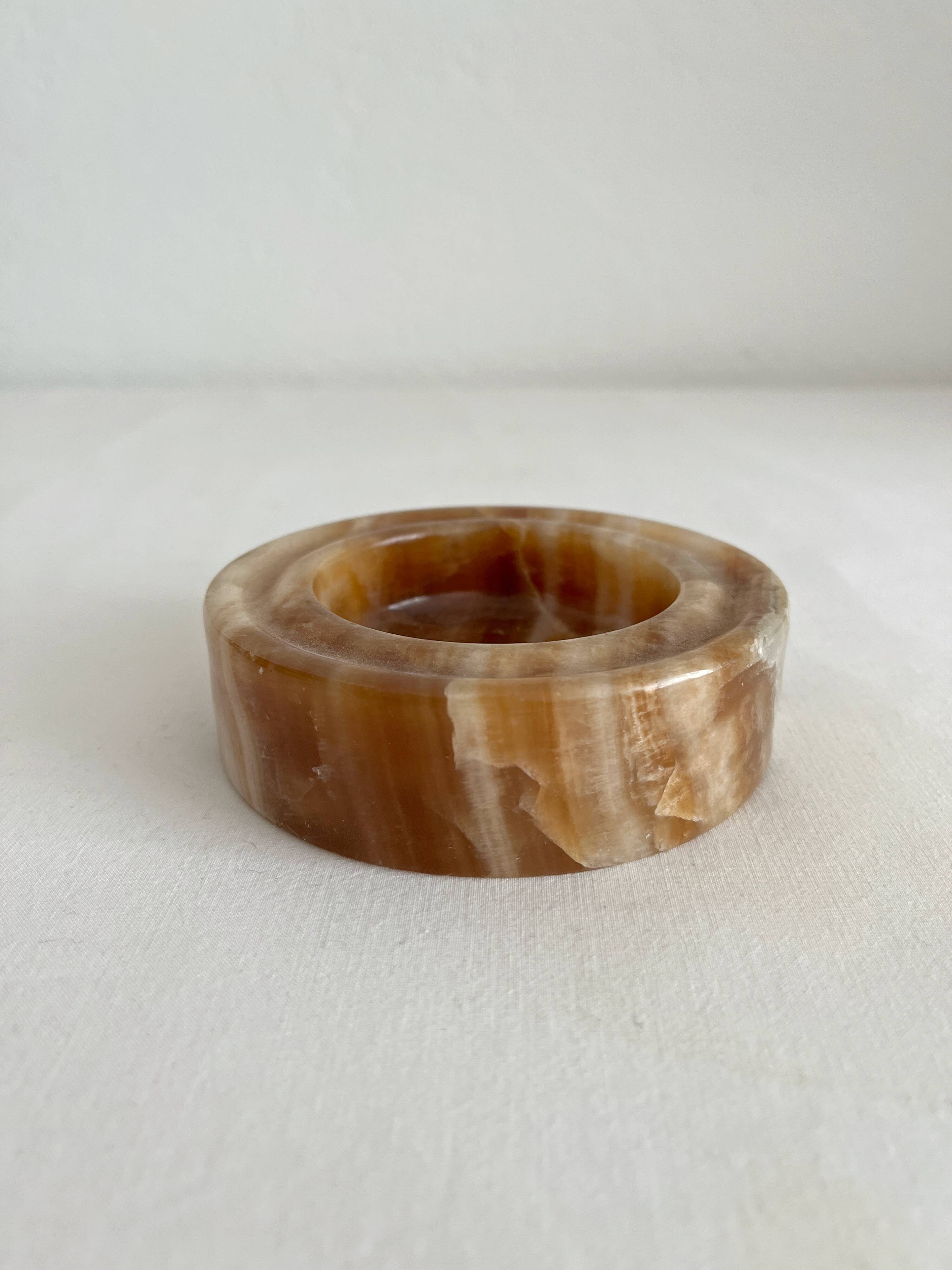 Straight round ashtray in vintage alabaster or onyx
