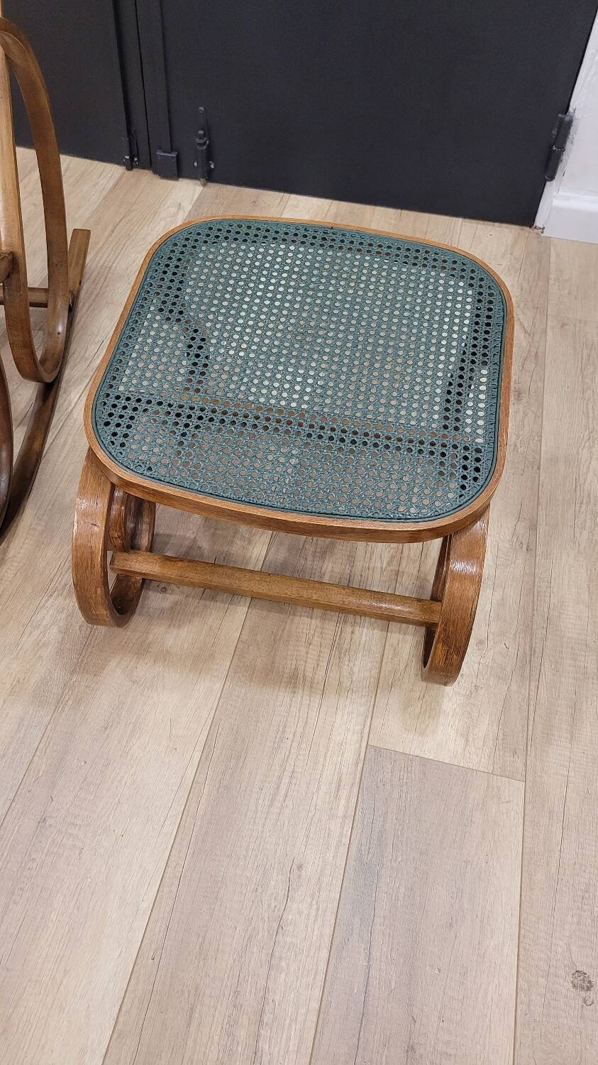 Rocking-chair en bois courbé et cannage