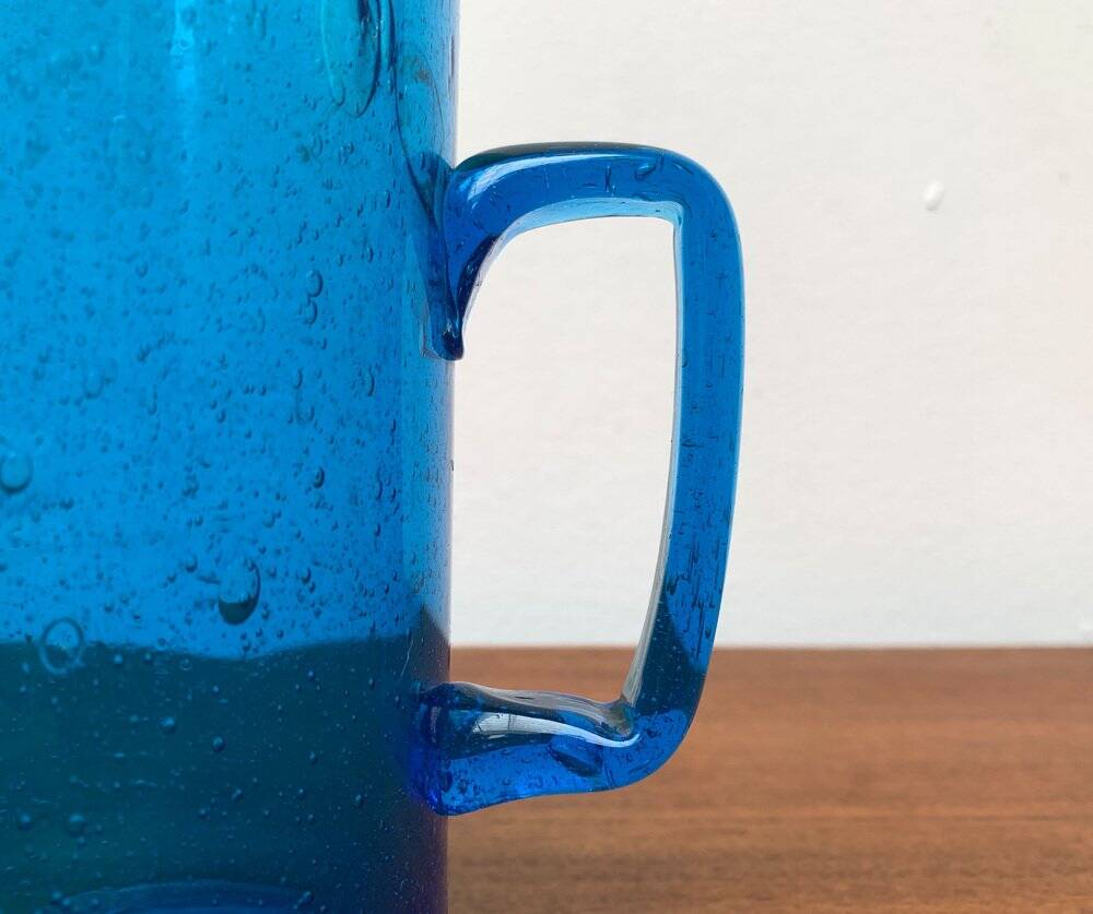 Broc en verre bleu fait main du milieu du siècle, années 1960
