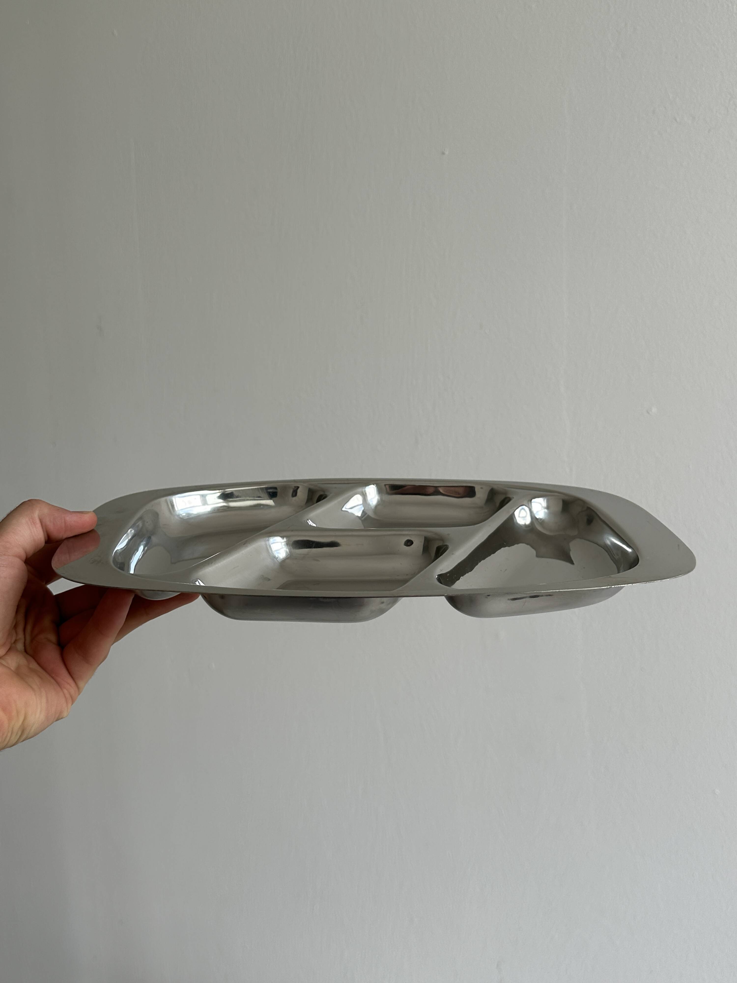 Compartmentalized tray in stainless steel metal