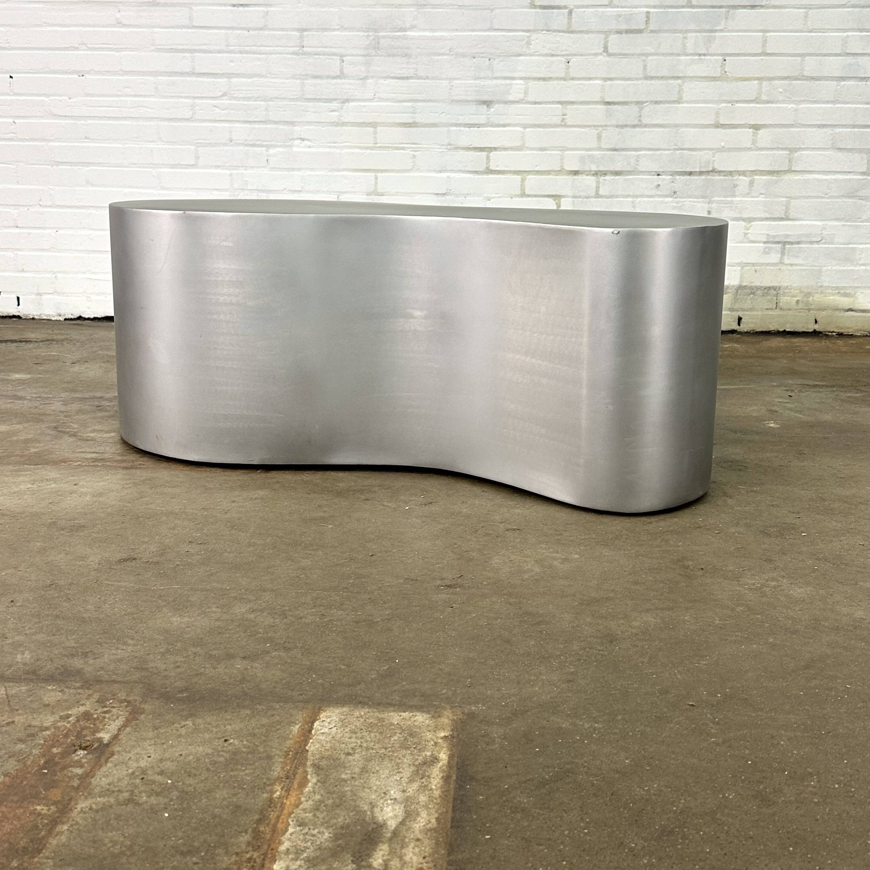 Table basse en acier inoxydable de forme organique