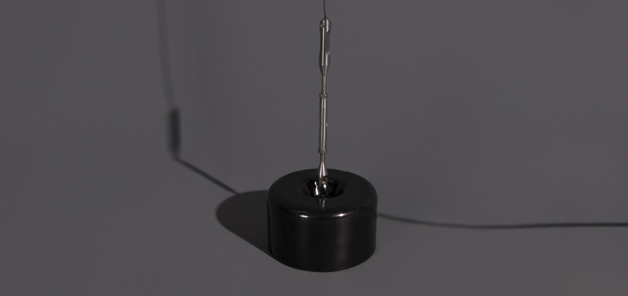 Suspension parentesi conçue par Achille Castiglioni et Pio Manzù dans les années 1970