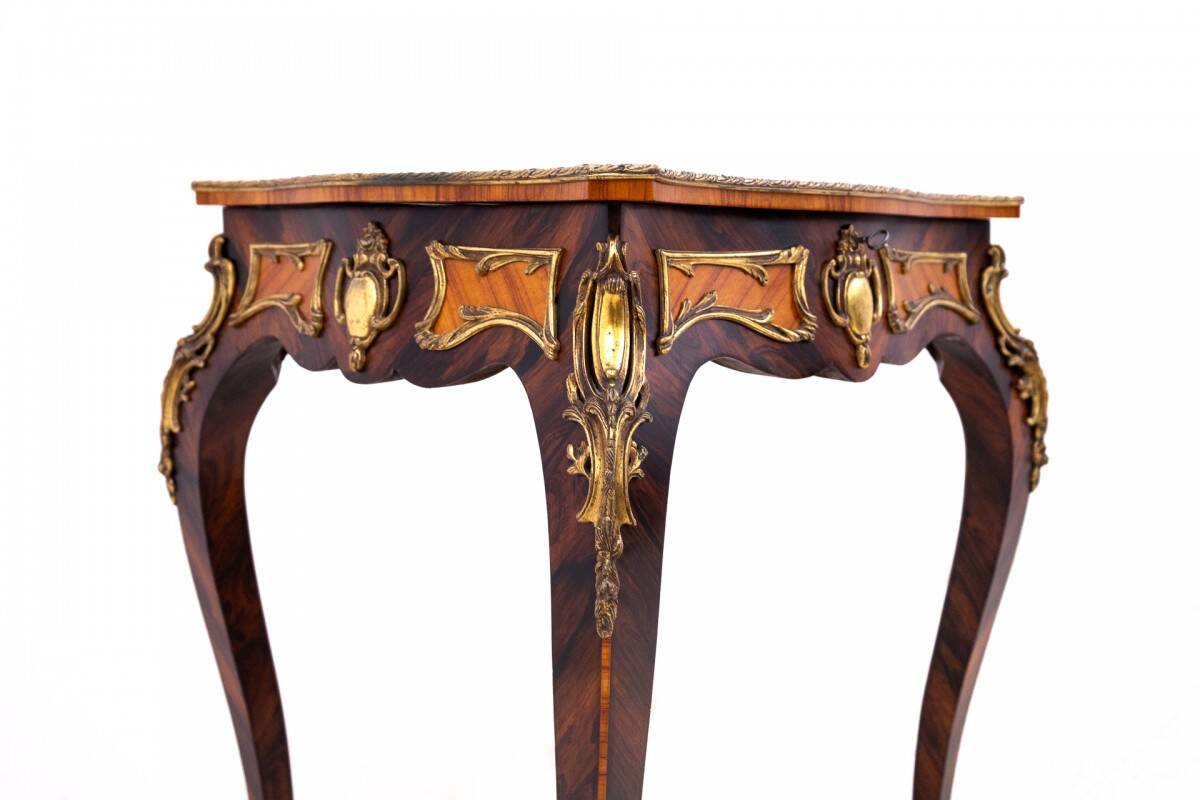 Table basse unique, France, vers 1880.