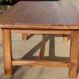 Table basse en chêne à pieds joints par une entretoise