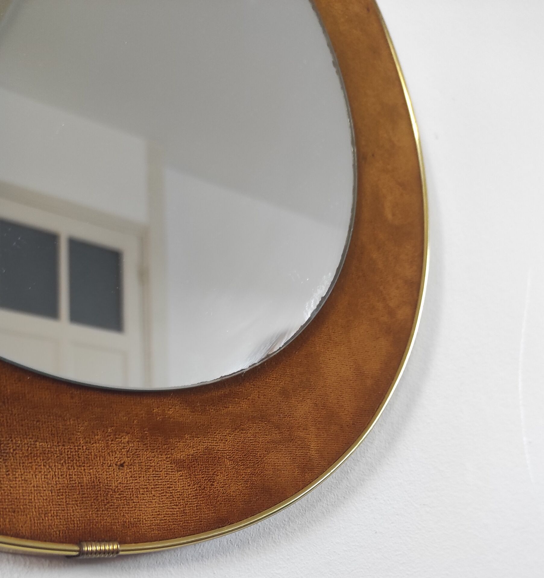 Vintage round mirror in brass and velvet
