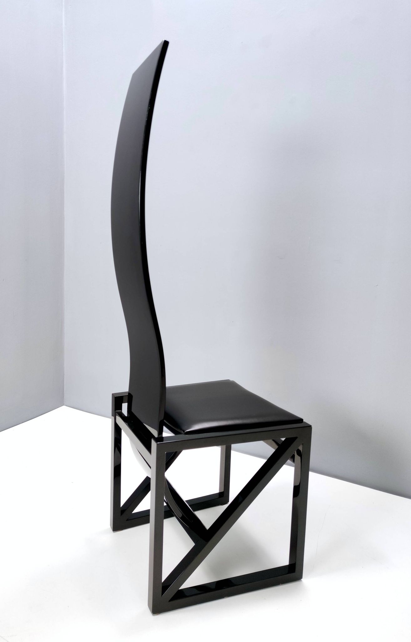 This chair from the EDO series was designed by the Japanese architect Kisho Kurokawa in the 1980s an