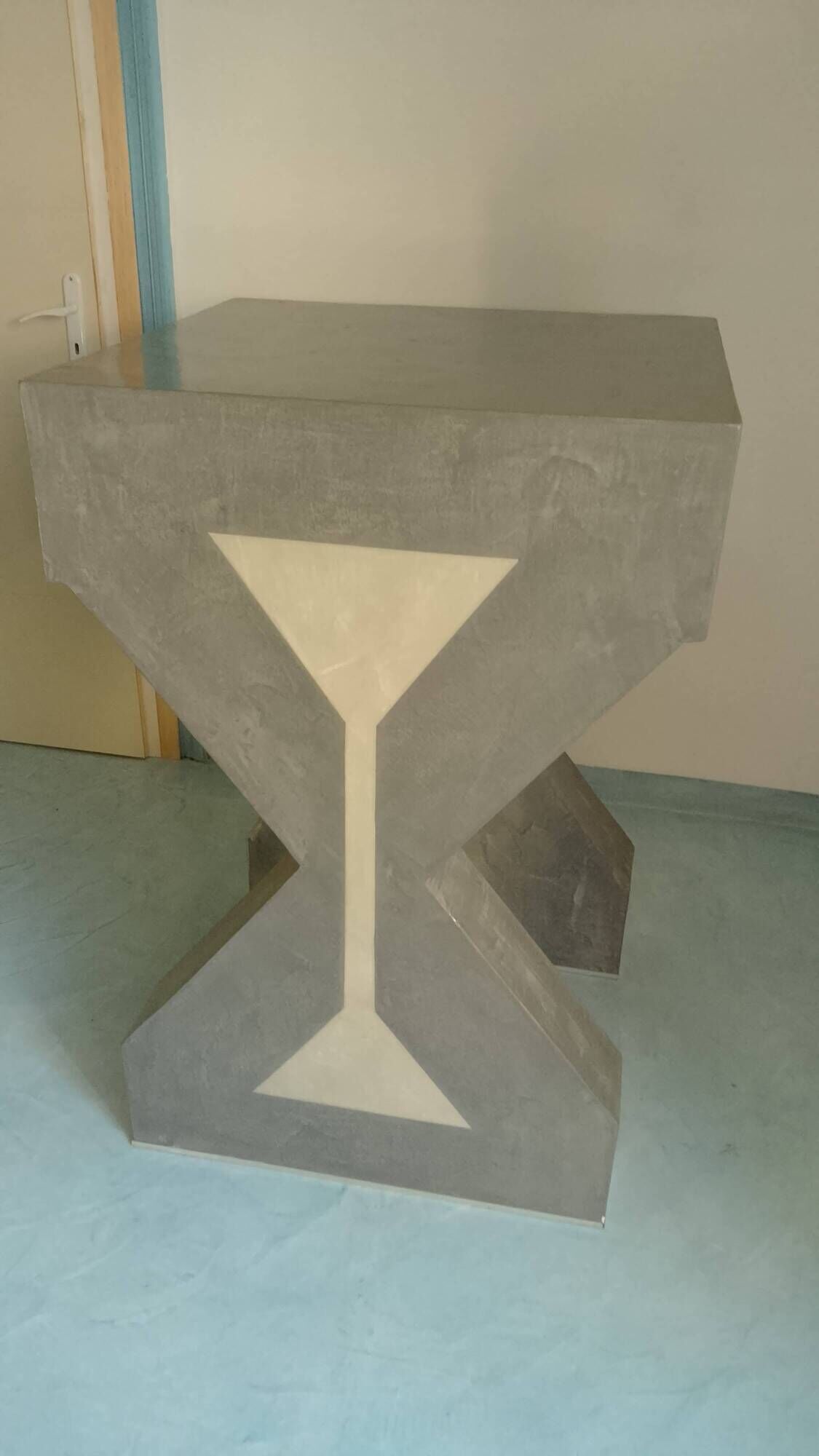 Pedestal / High side table in polished concrete – Unique artisan piece.