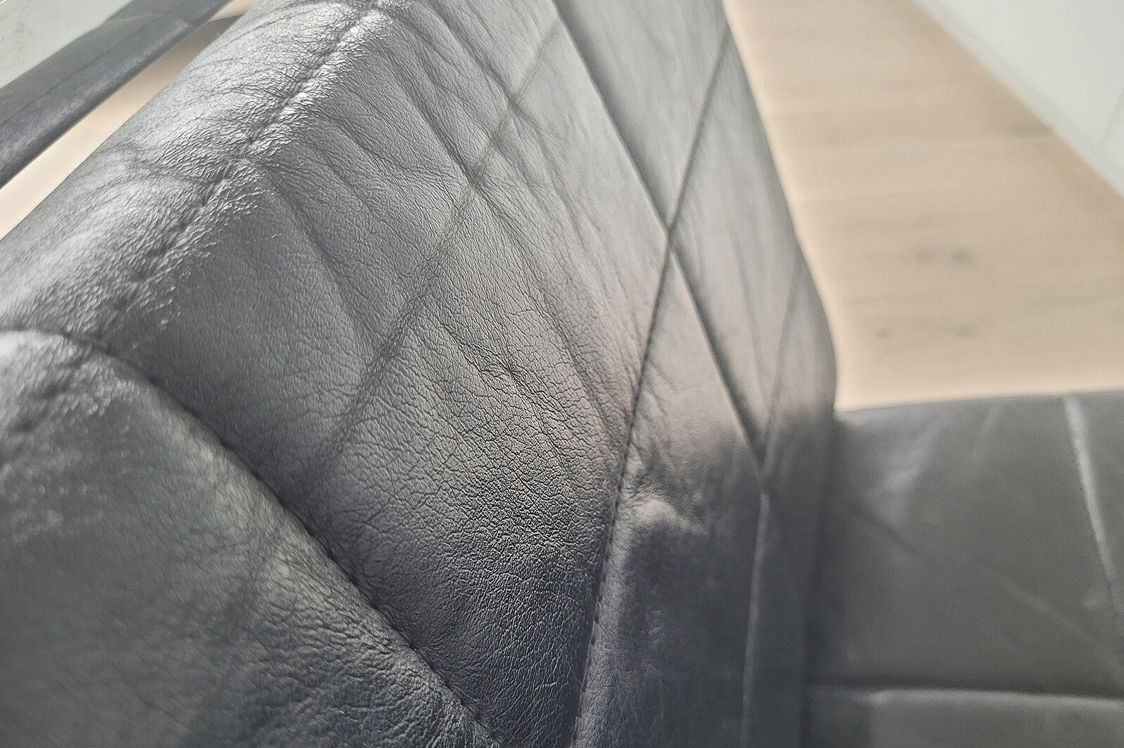 Pair of black leather loung chairs by Hans Eichenberger for Girsberger