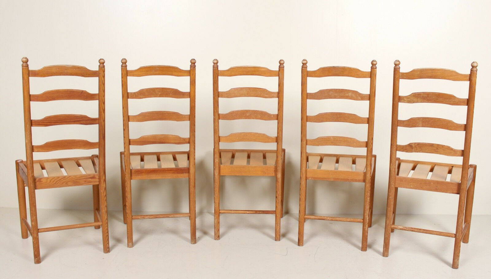 Dining table and 5 chairs of vintage Ercol pine refectory