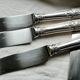 Service de 12 couteaux de table métal argenté