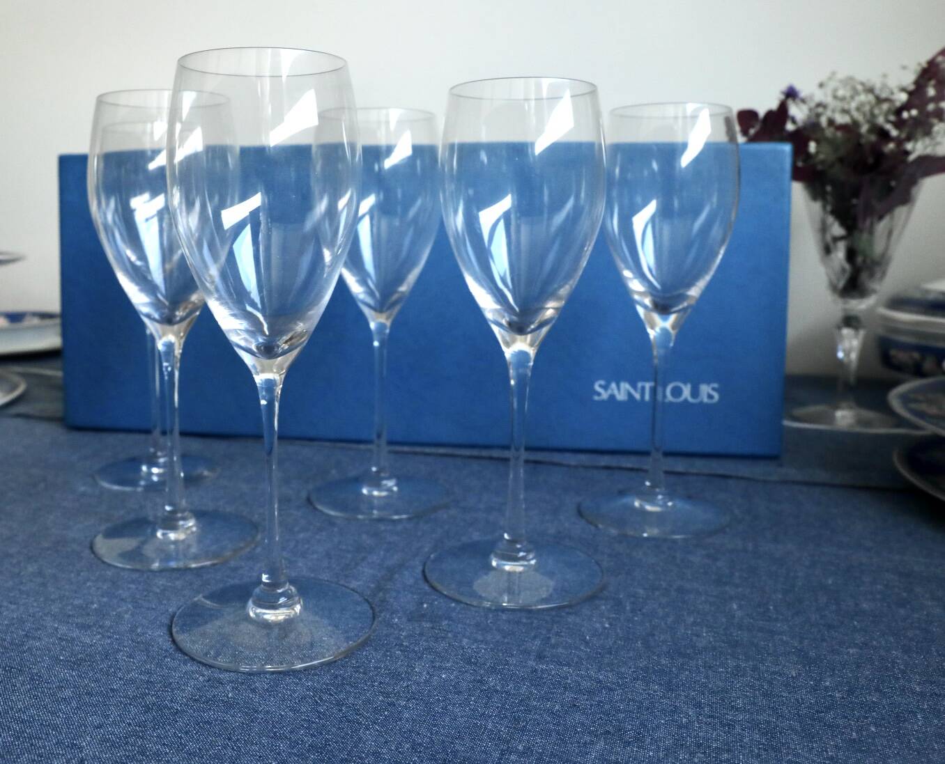 6 crystal champagne flutes from Saint-Louis and their box.
