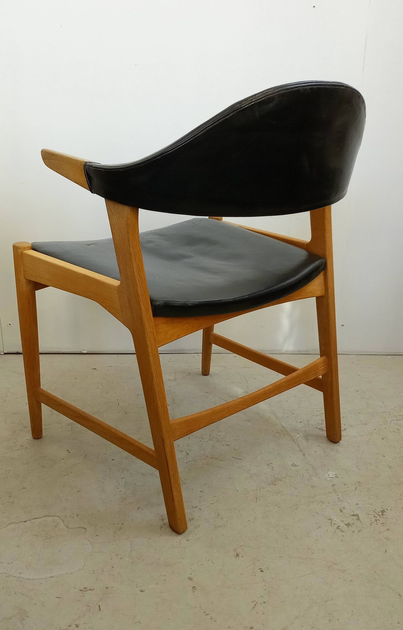 Fauteuil danois en chêne et cuir noir