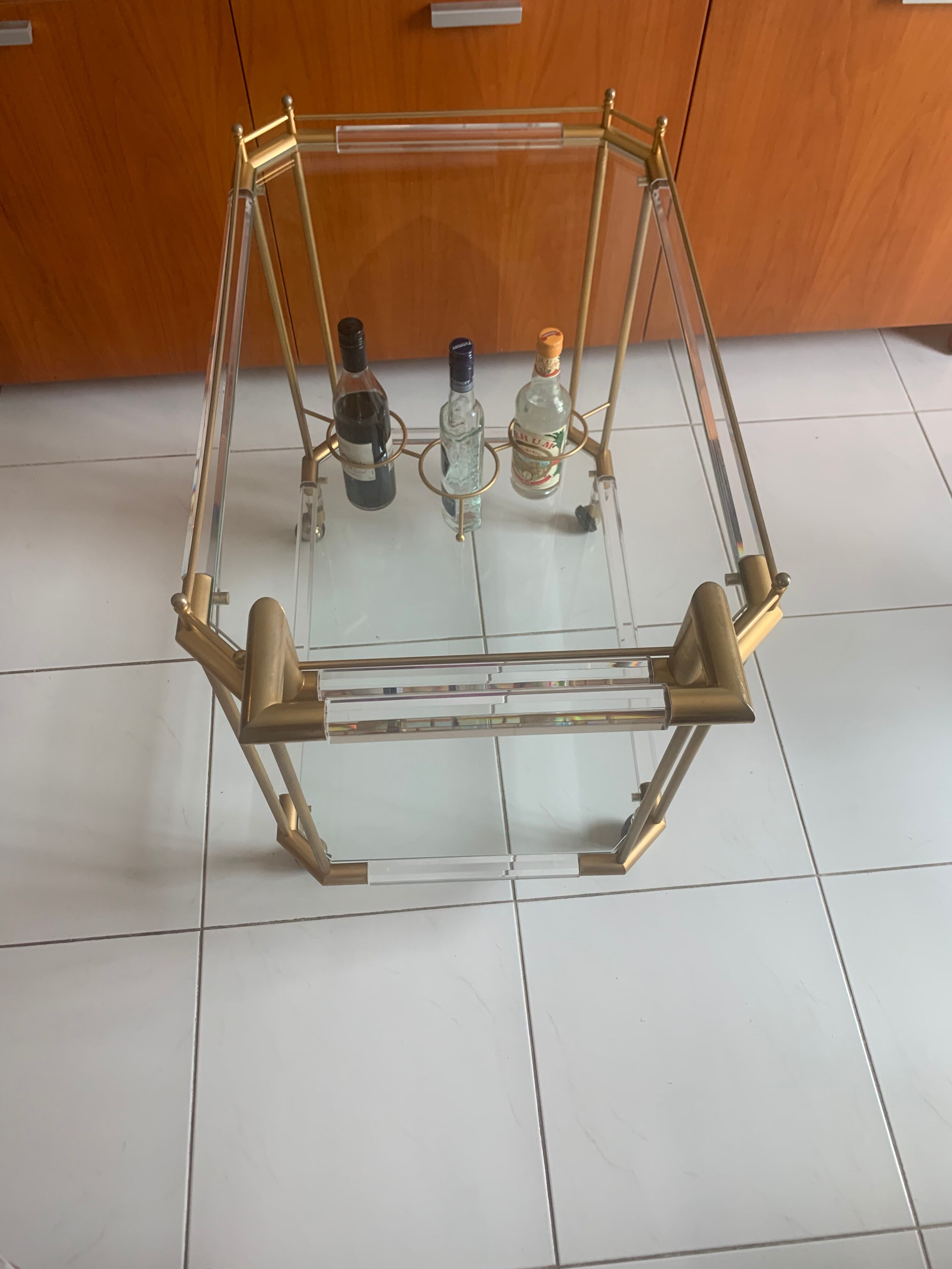 Desserte design en plexiglass et verre