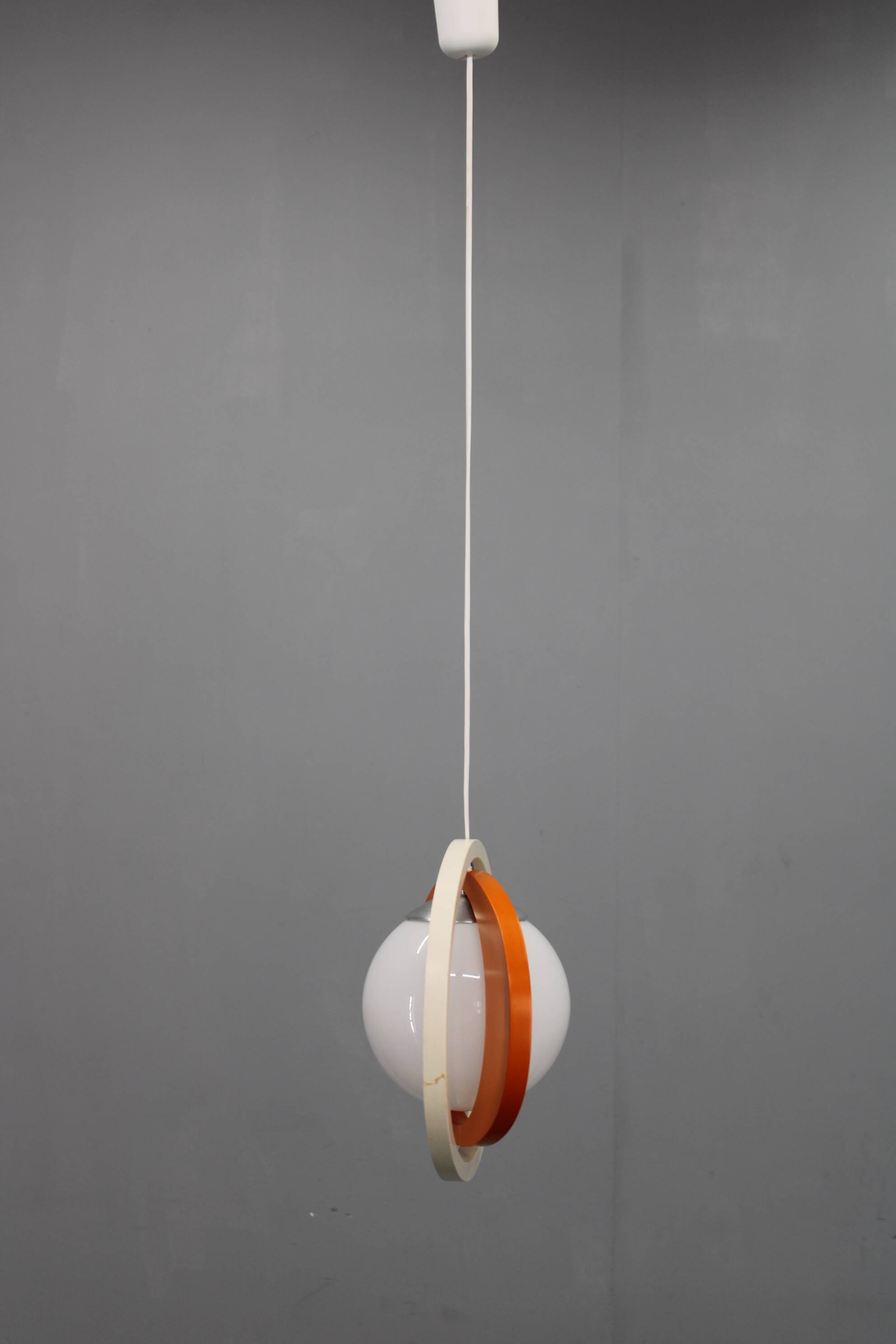 Suspension italienne orange et blanche des années 1970 — Sculpture moderne de l'ère spatiale