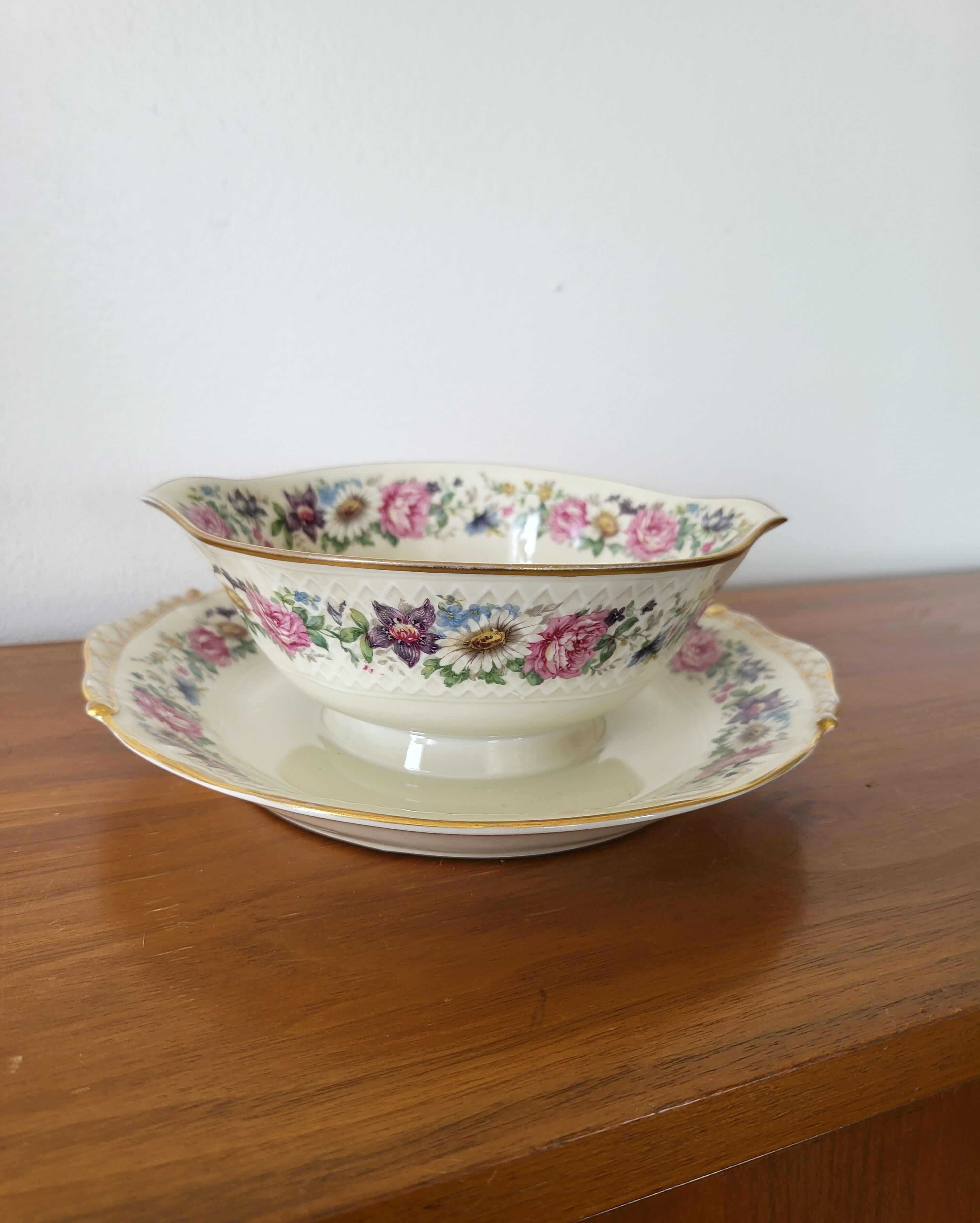 Limoges Bernardaud. Sauce boat in porcelain with floral decorations.