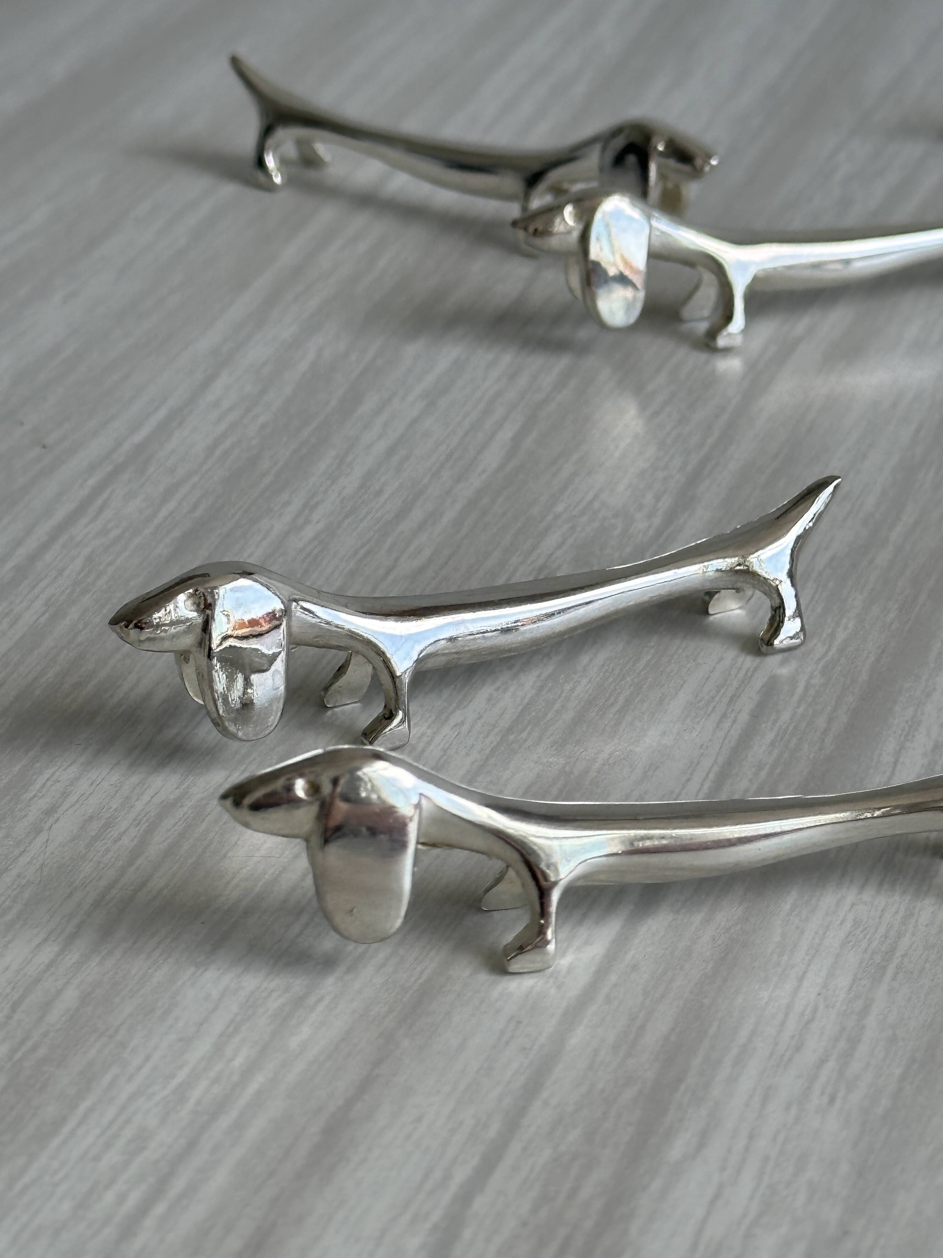 6 dog-shaped knife rests, in silver-plated metal.