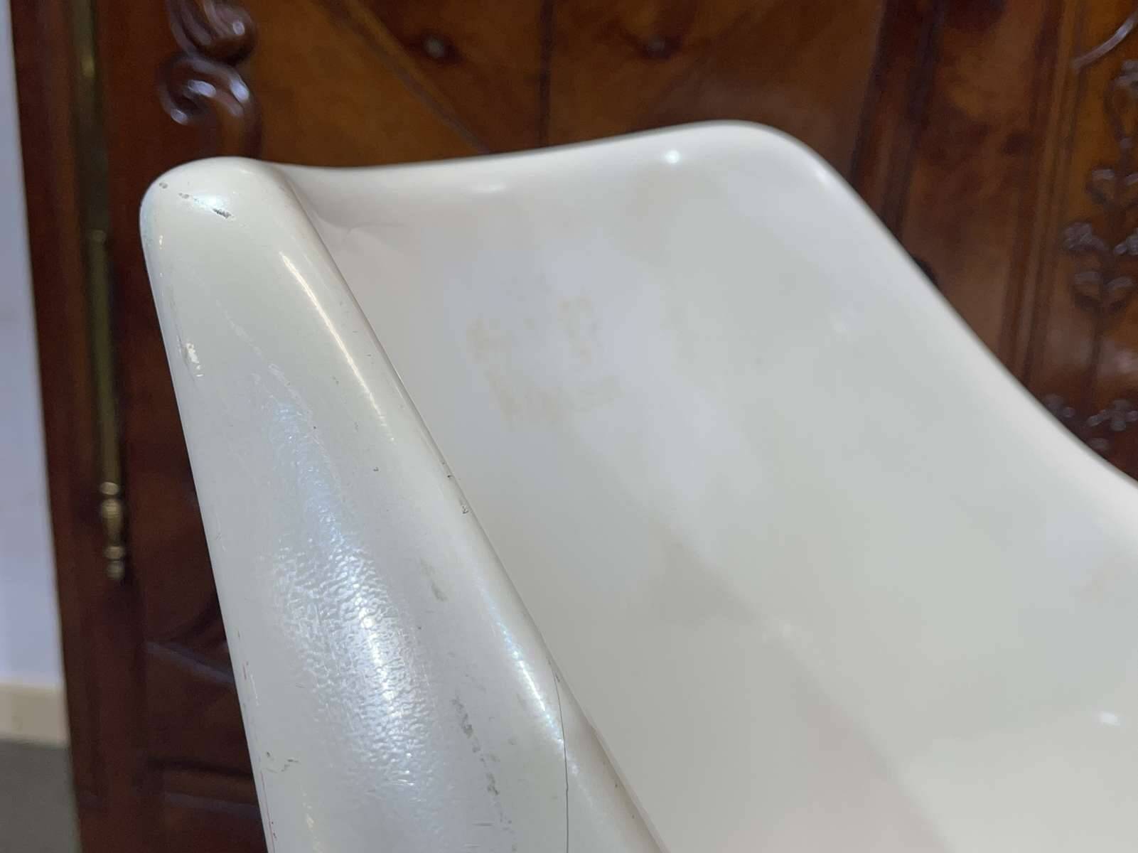 Swivel tulip chair in fiberglass from the 1970s