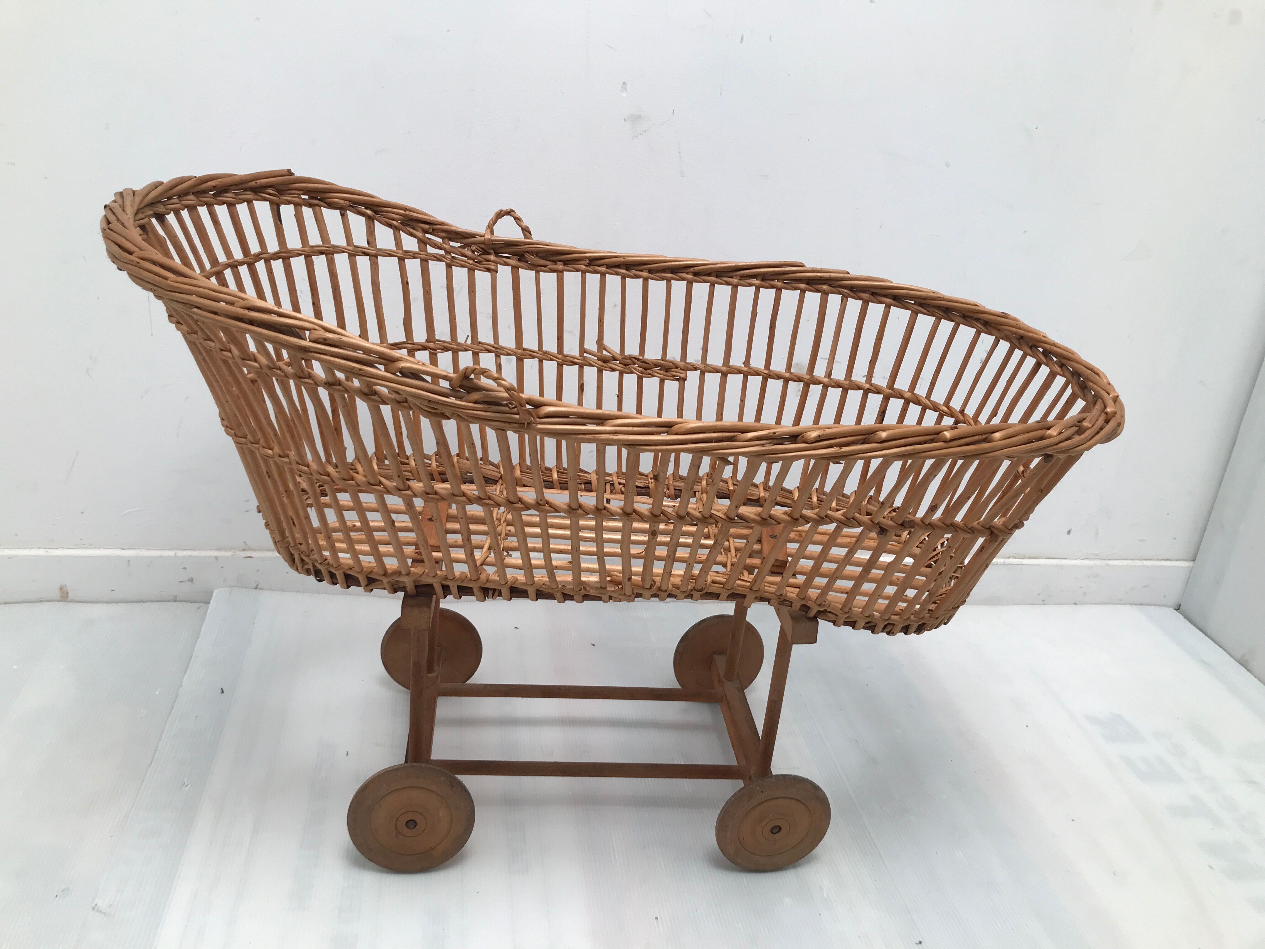 Berceau en osier pour poupée vintage