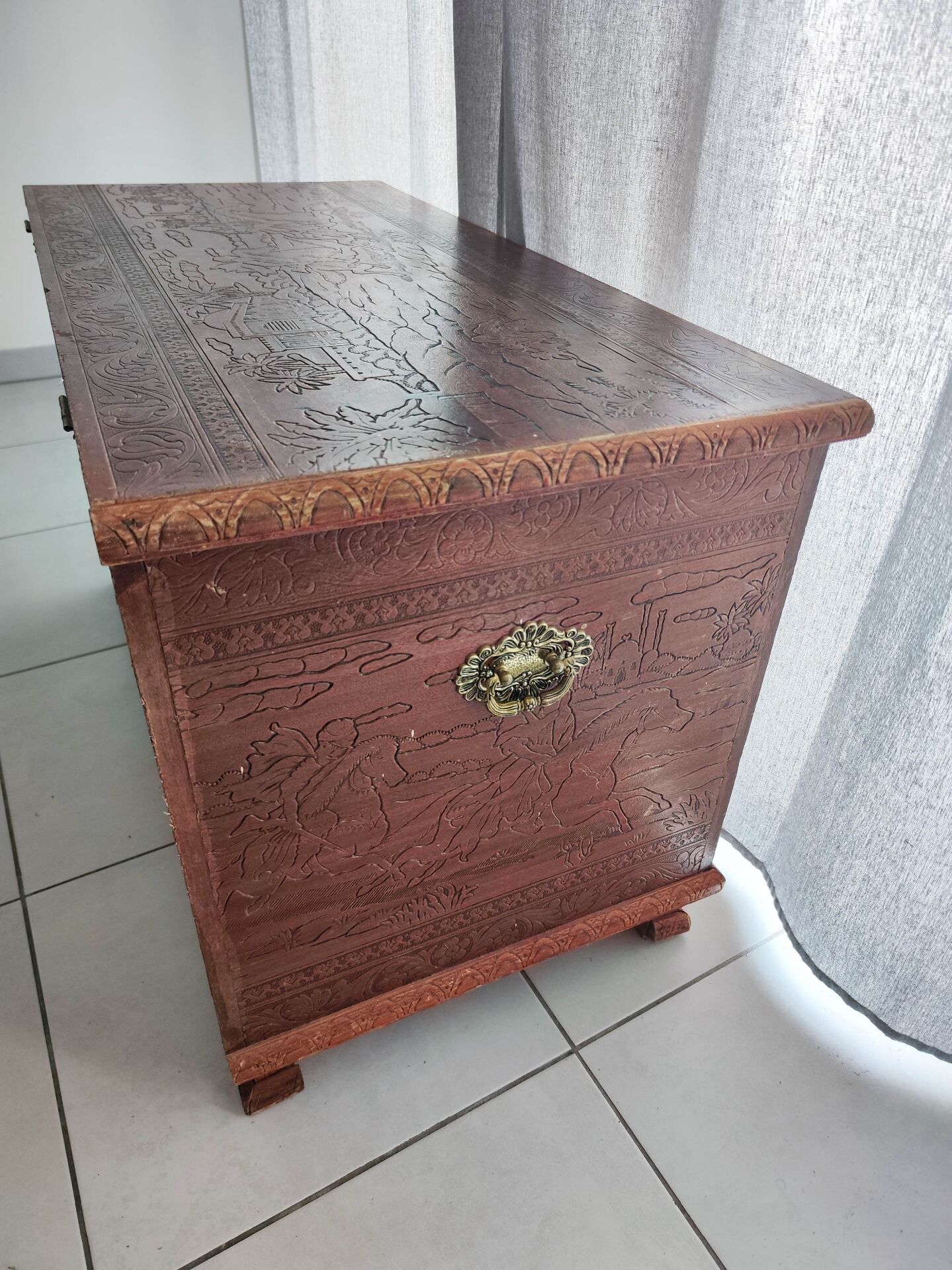 Grand coffre ancien en bois de camphrier-gravé integral-100x60x48cm
