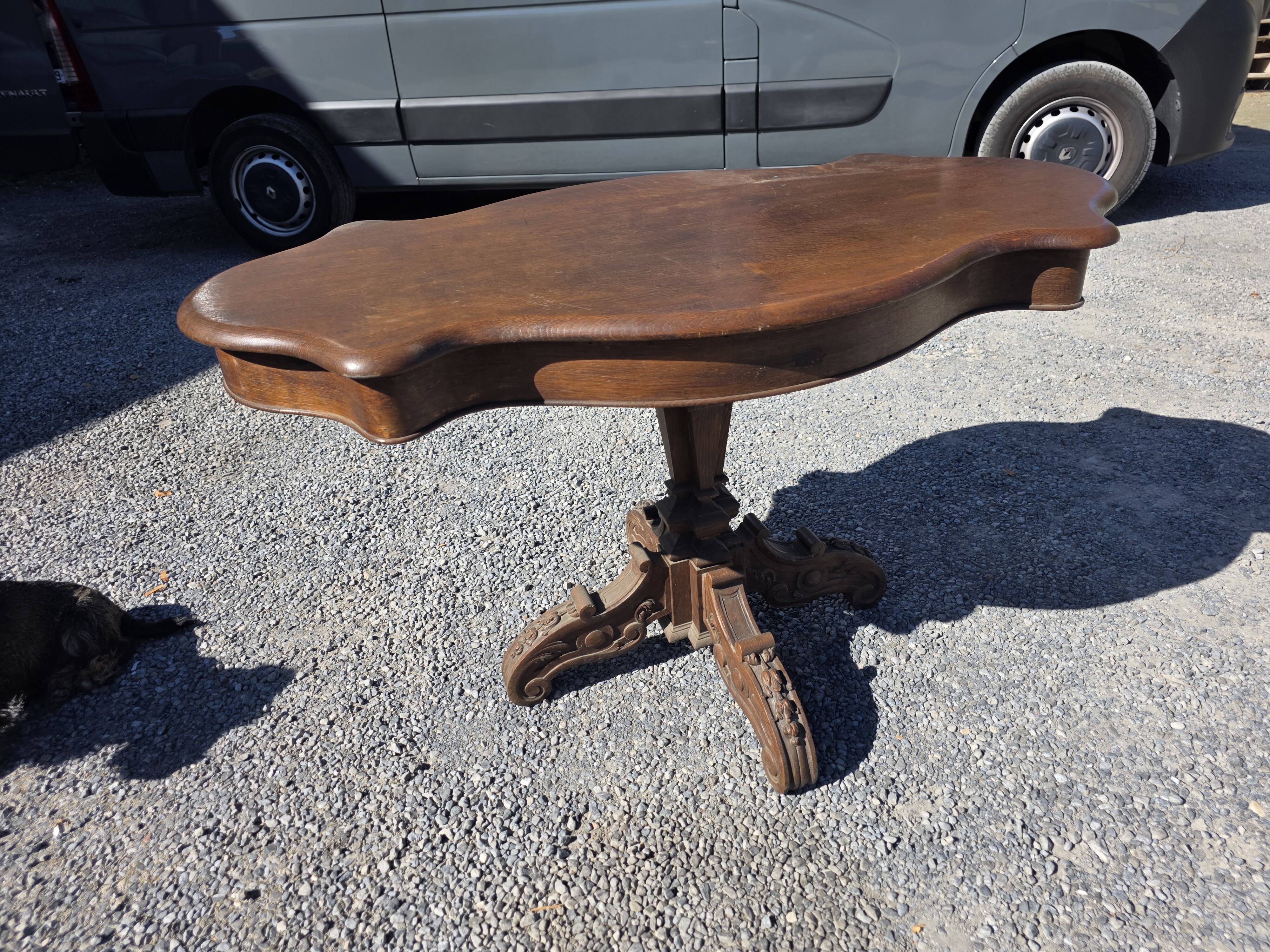 Antique round table in solid oak