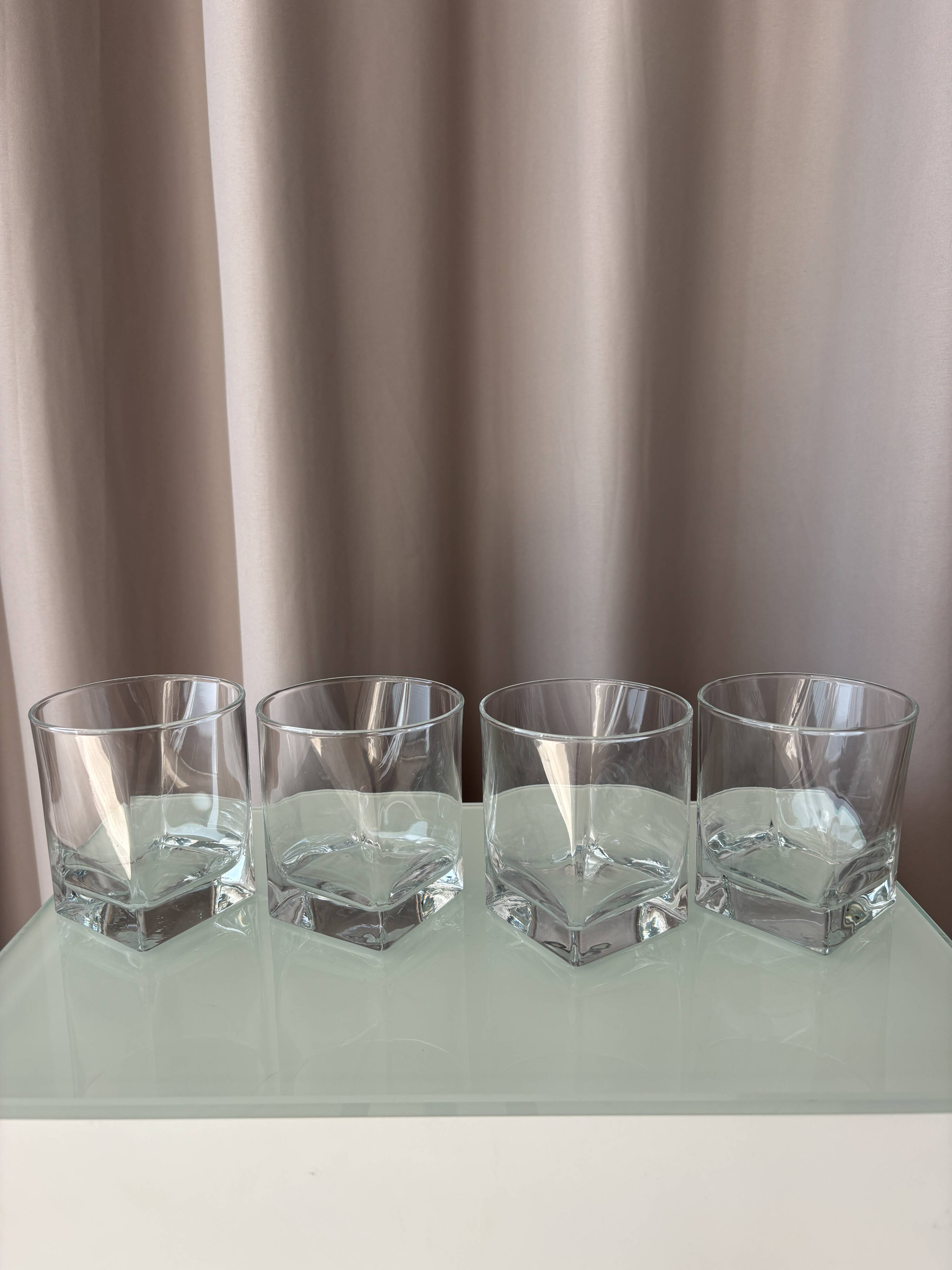 Elegant set of four vintage whiskey tumblers