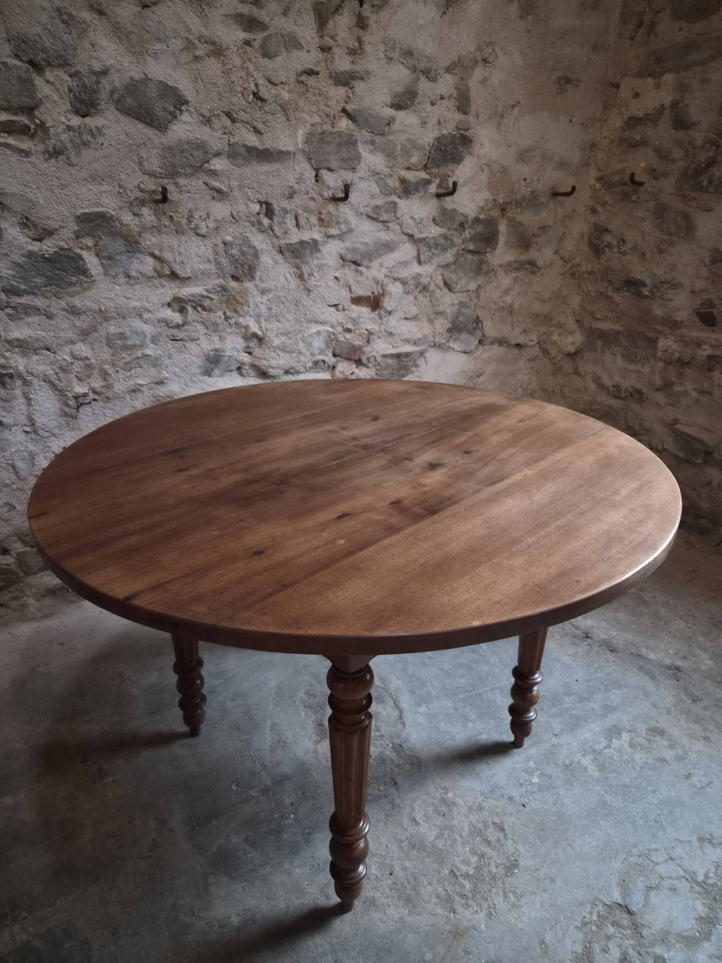 French antique round dining table in walnut, circa 1880–1900.