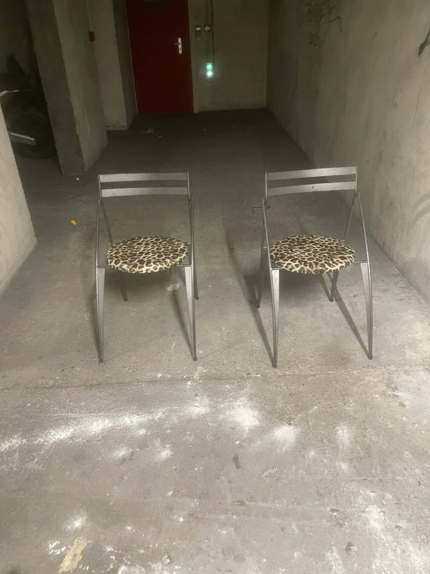 Pair of folding chairs from the 80s with leopard print seats.
