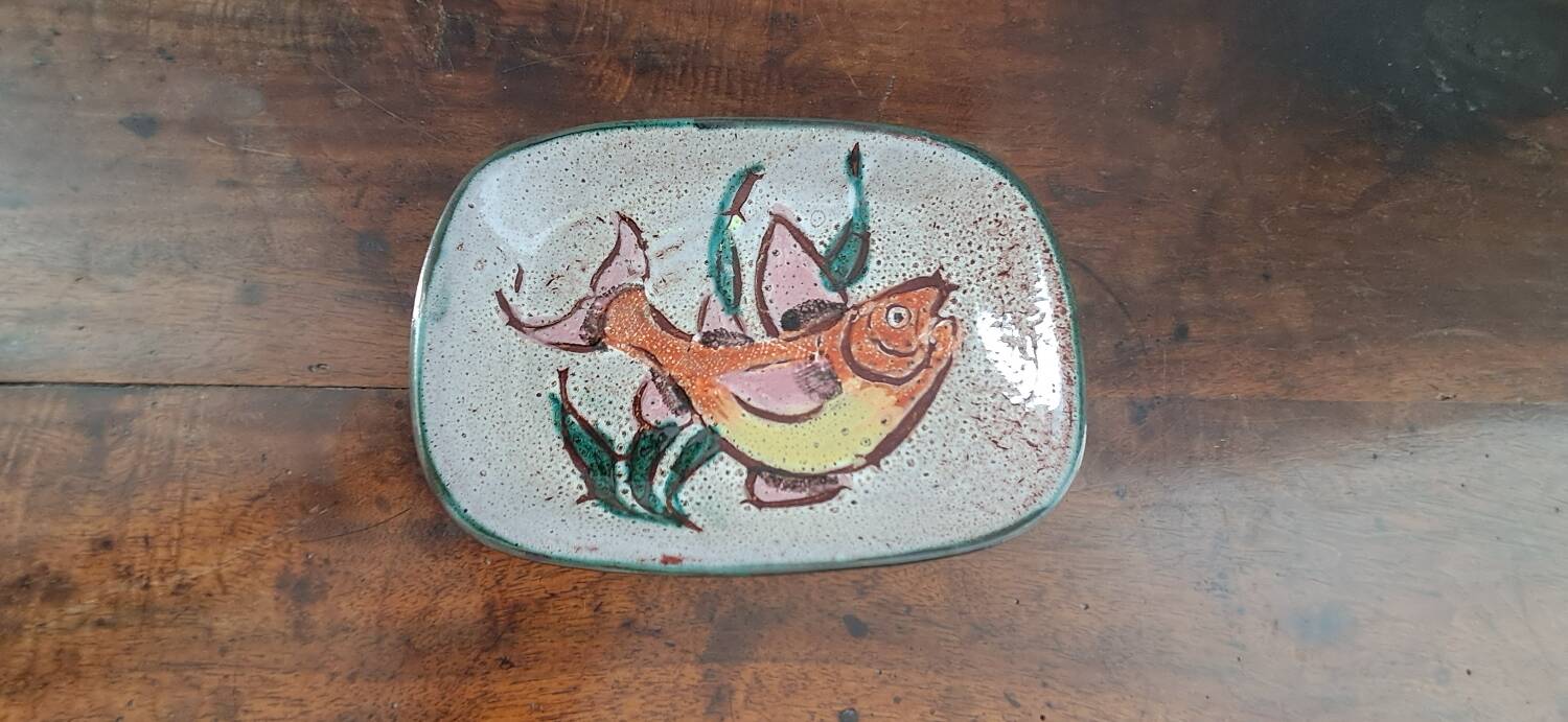 Plat Vallauris, années 60-70. Décor de poisson