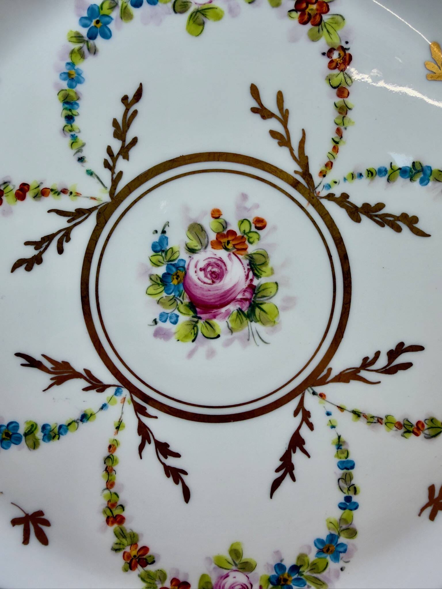 Plat ancien en porcelaine – décor floral doré – avec coffret